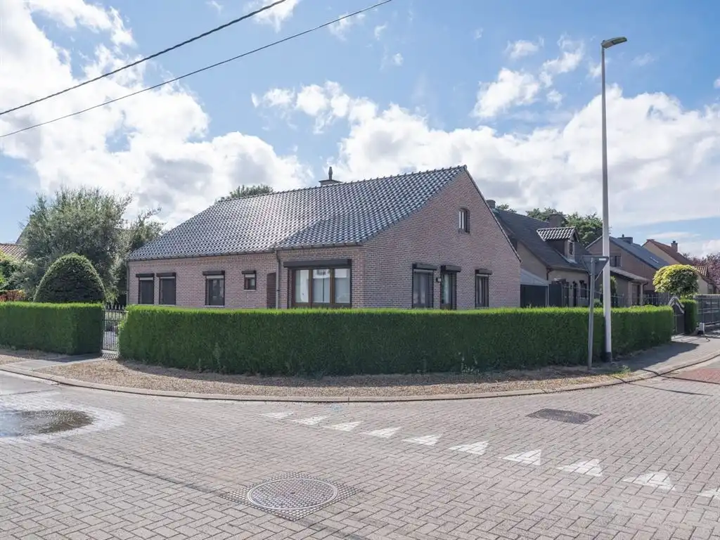 Hoofdfoto van de publicatie: Zeer goed onderhouden vrijstaande woning met veranda en carport