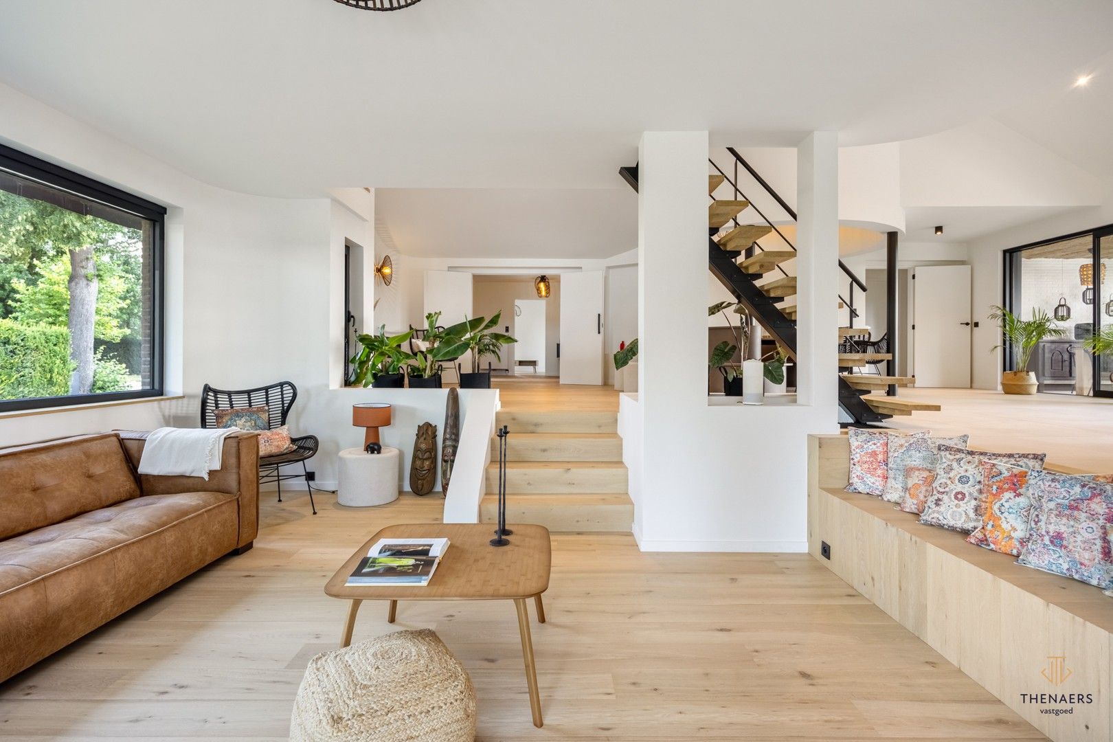 UNIEKE GERENOVEERDE WONING MET 4 SLAAPKAMERS EN PRACHTIG UITZICHT OP DE VELDEN. foto 2