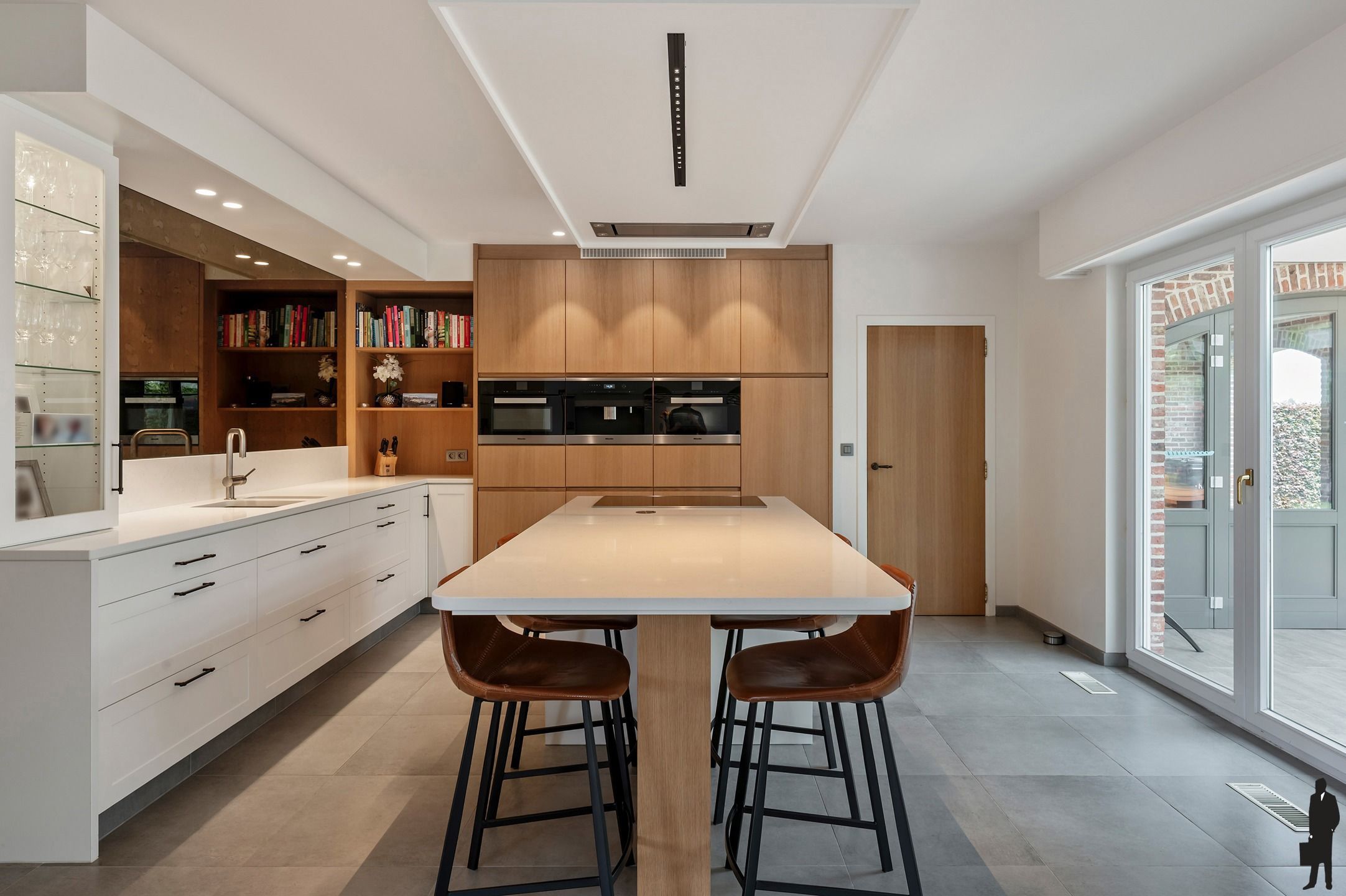 Ruime en instapklare woning (320m²) met 4 slaapkamers en prachtig zicht op weiland op een perceel van 928m² foto 4