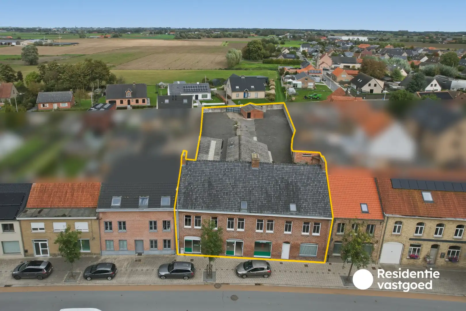 Veelzijdig eigendom met handelsruimte, ruime woning en bouwgrond in centrum Merkem! foto 21