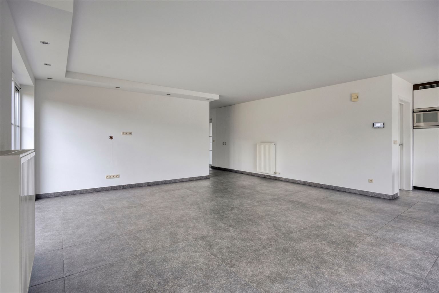 Instapklaar gelijkvloers appartement met 2 slaapkamers, ruime tuin en 3 staanplaatsen op een rustige toplocatie in Opitter.  foto 4