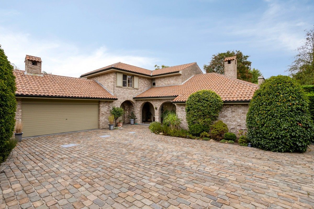 Exclusieve Spaanse villa welgelegen nabij de duinen en de zee. foto {{pictureIndex}}