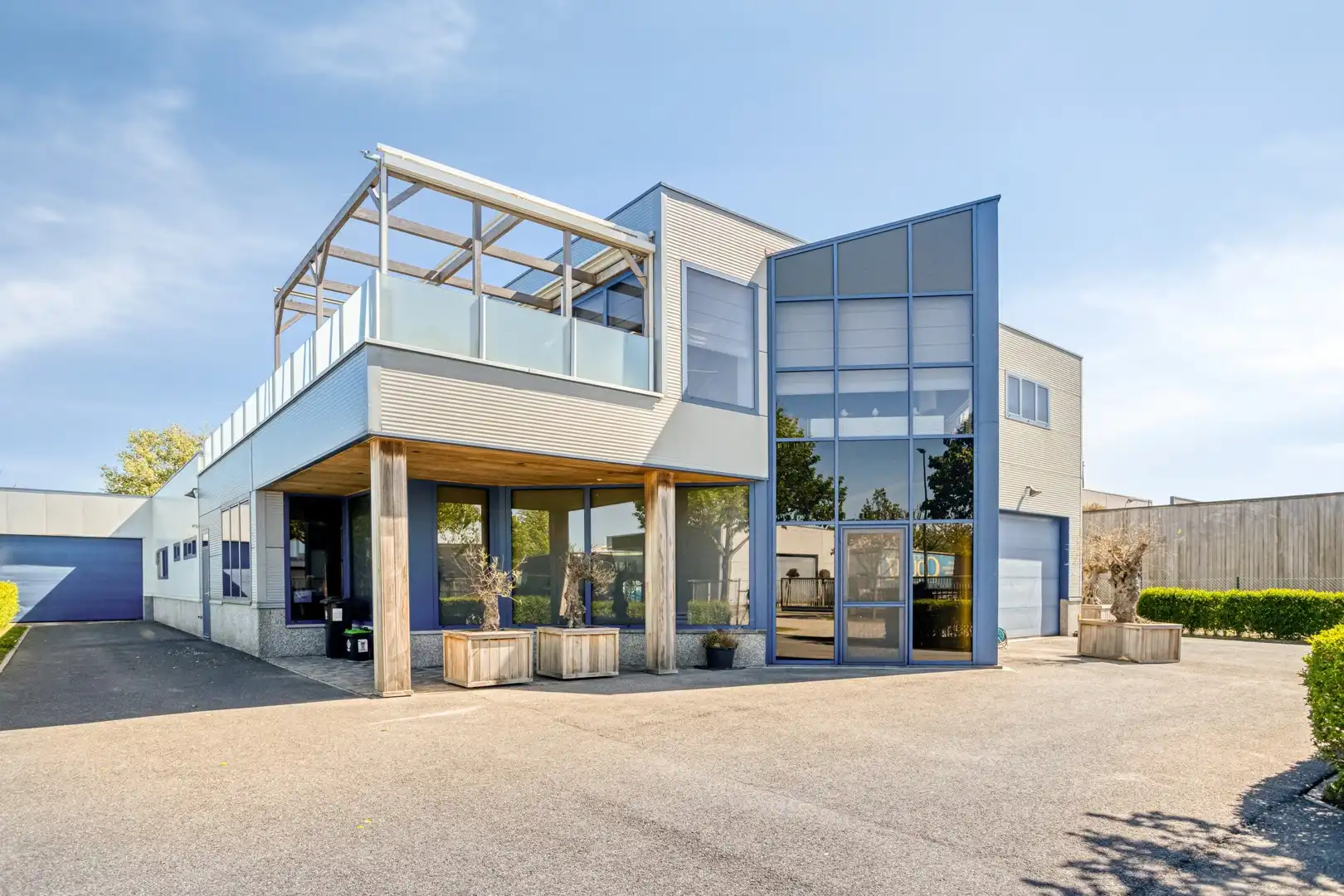 Instapklaar bedrijfsgebouw - ideaal voor voeding, bakkerij, confiserie en ruim loft-appartement te Blankenberge foto 2