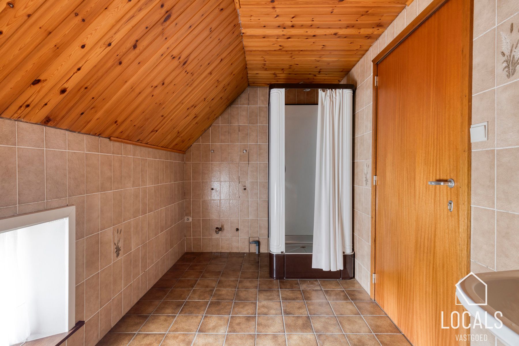Rustig gelegen hoeve met bijgebouwen en veel potentieel foto 20