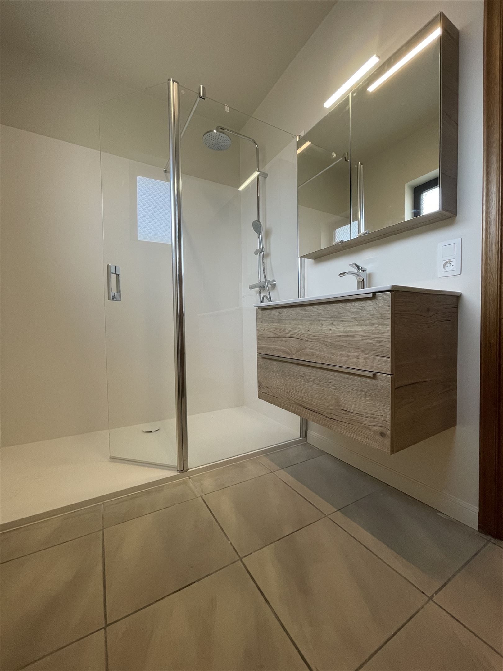 Instapklaar ruim appartement met garage.  foto 10