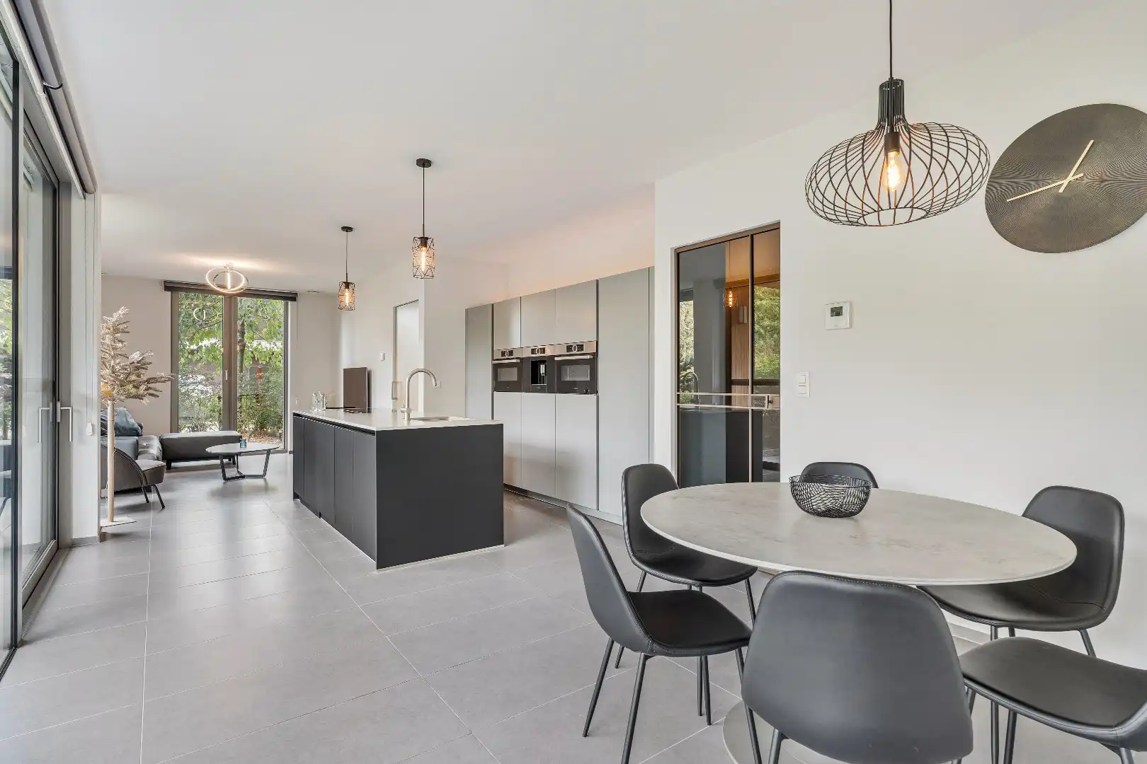 Exclusief gelijkvloers appartement met ruime terrassen, 2 slpk, extra brede autostaanplaats, centrum Genk foto 4