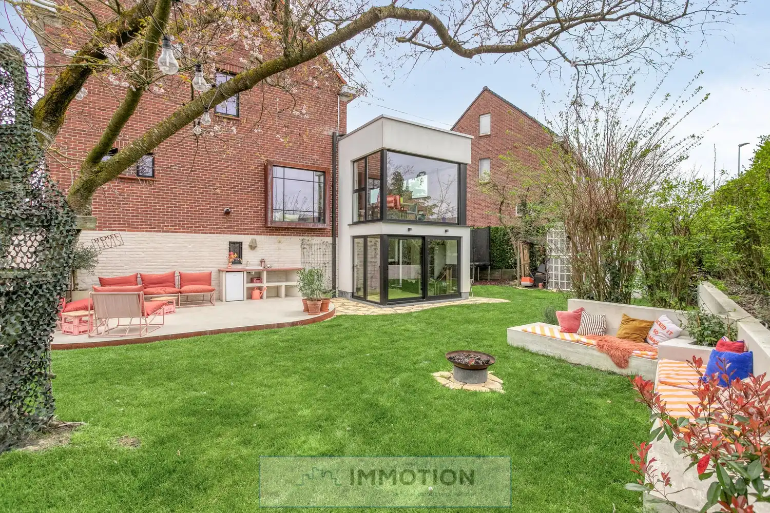 Gezellige en ruime familie woning op rustige ligging te Harelbeke foto {{pictureIndex}}