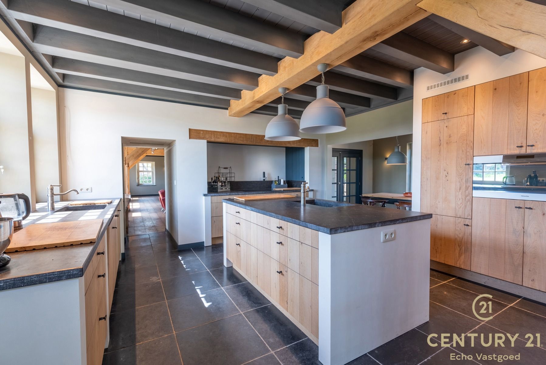 Uitzonderlijk landhuis bij natuurgebied te Poppel op 1.3Ha foto {{pictureIndex}}