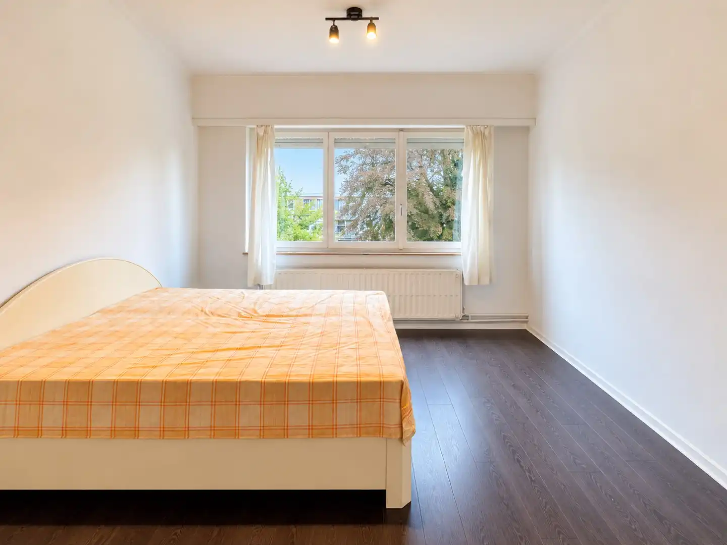 Ruime woning met vijf slaapkamers, grote garage en onderhoudsvriendelijke tuin foto 14