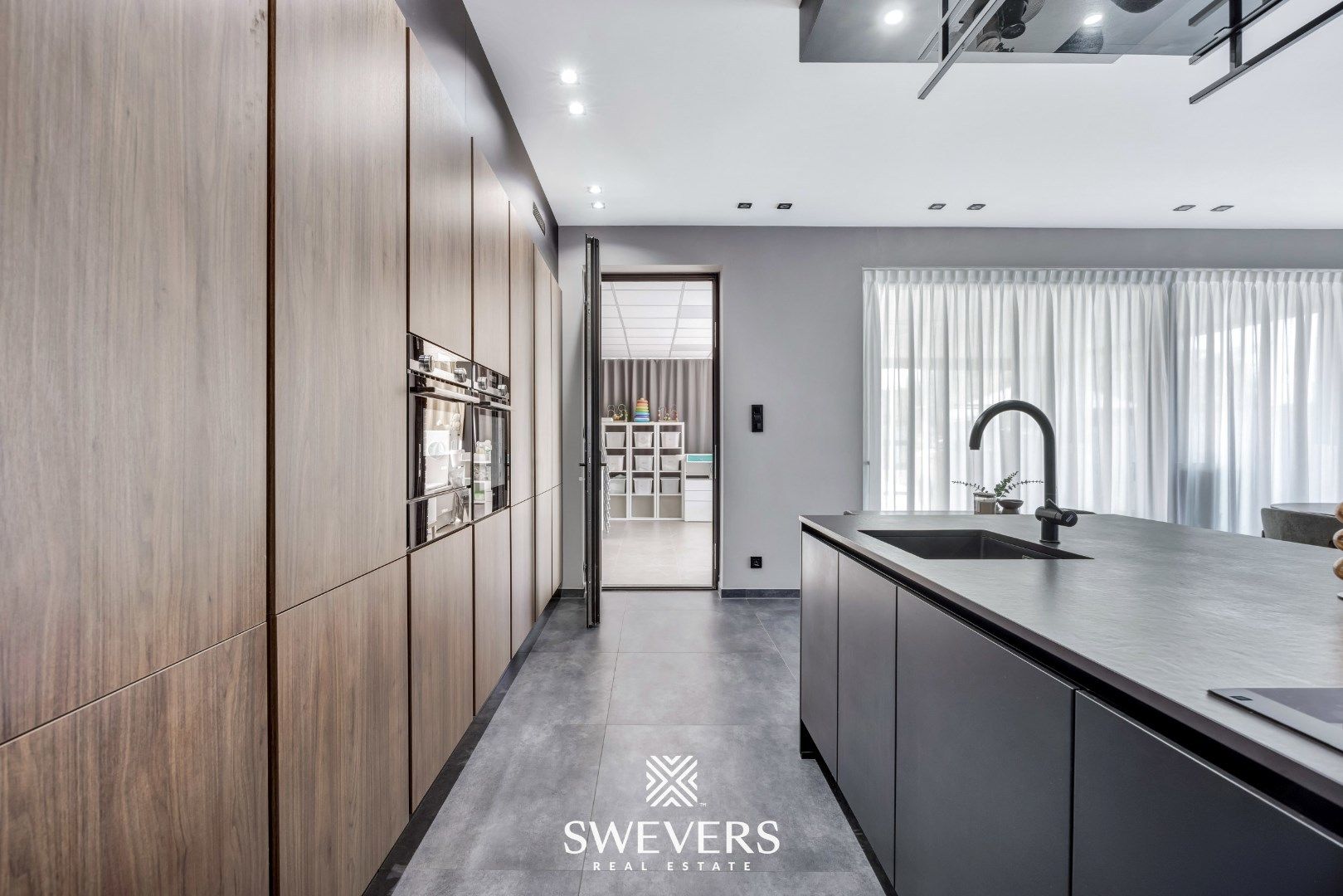 Stijlvol wonen op een ruim perceel met 4 slaapkamers en topafwerking foto 15