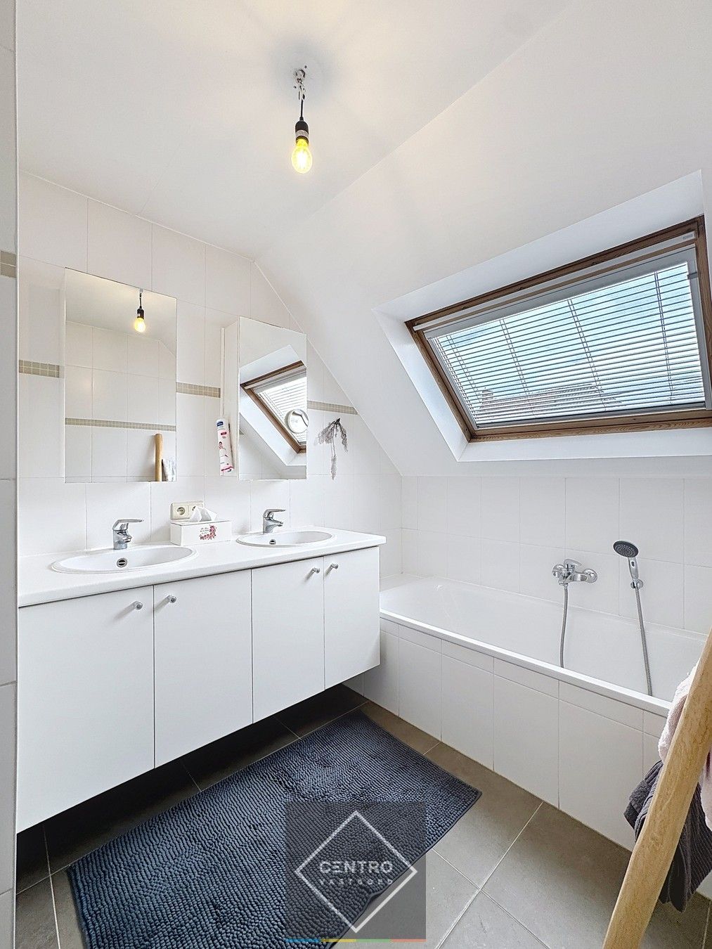 Instapklare woning met 3 slpks, garage én ZUIDger. tuin  te Oostkamp! foto 11
