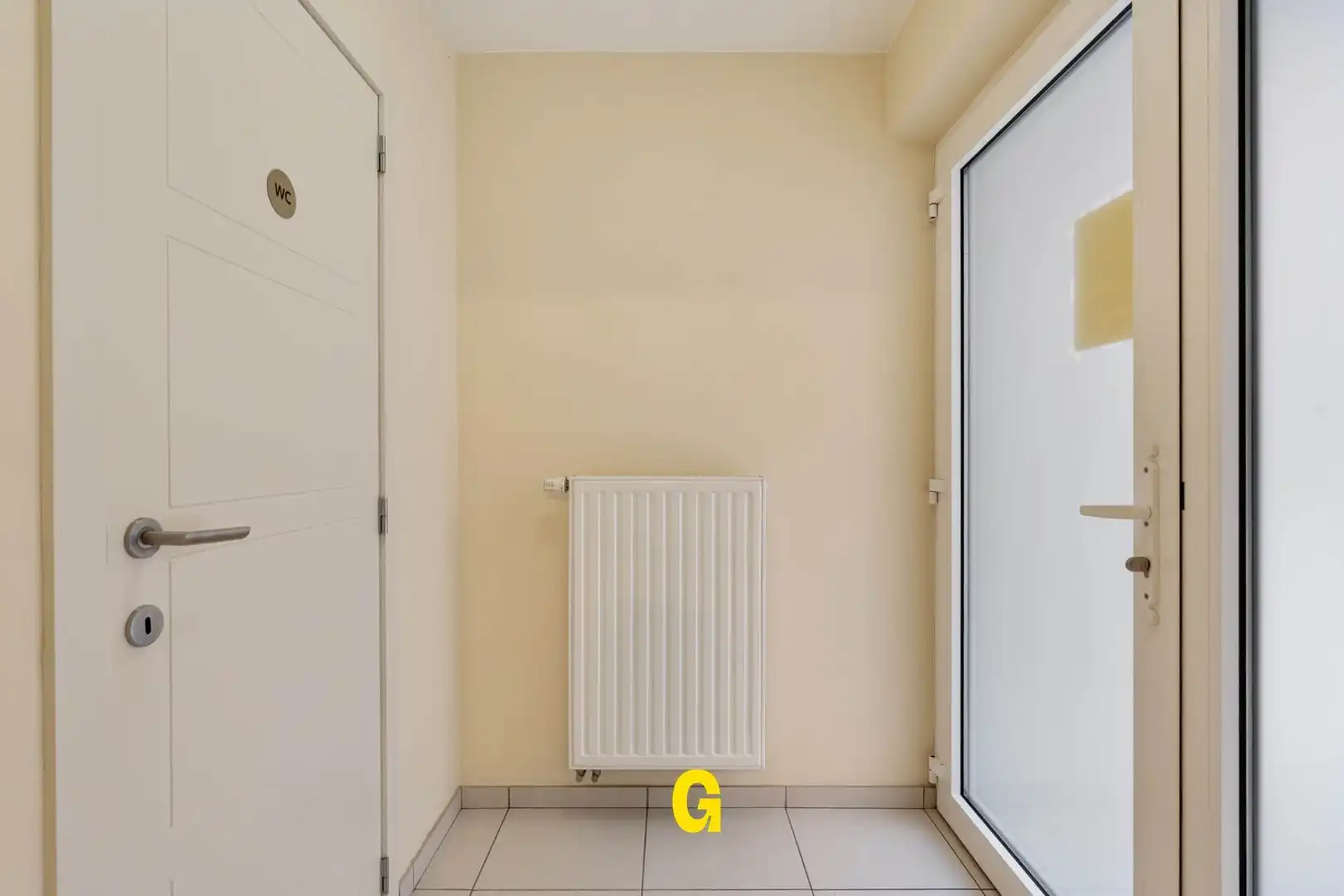 Netjes verzorgd en comfortabel ingericht gelijkvloers appartement met ruim terras, standplaats en kelderberging op wandelafstand van de markt foto 3