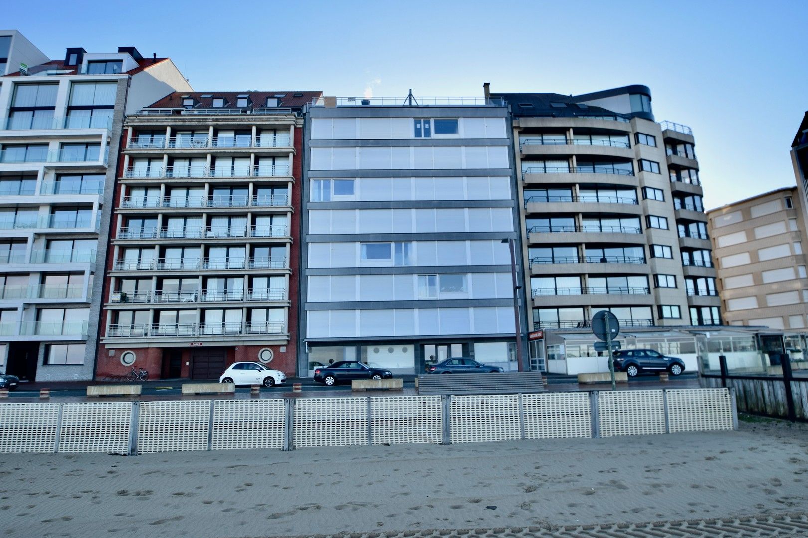 Gerenoveerd appartement met frontaal zeezicht ter hoogte van het Albertstrand. foto 6