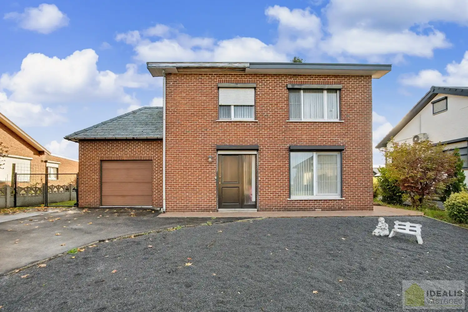 IDEALIS VASTGOED - Nabij het groen gelegen woning met een bewoonbare oppervlakte van + -125m² op een perceel van 7a59ca! Het betreft een zeer centraal gelegen woning t.o.v. grote steden als Leuven, Brussel, Antwerpen en Hasselt die vlot bereikbaar zijn door de nabijheid van de E313 en E314. Uitermate geschikt voor kandidaten op zoek naar een te renoveren woning in de groene omgeving van Linkhout!! foto {{pictureIndex}}