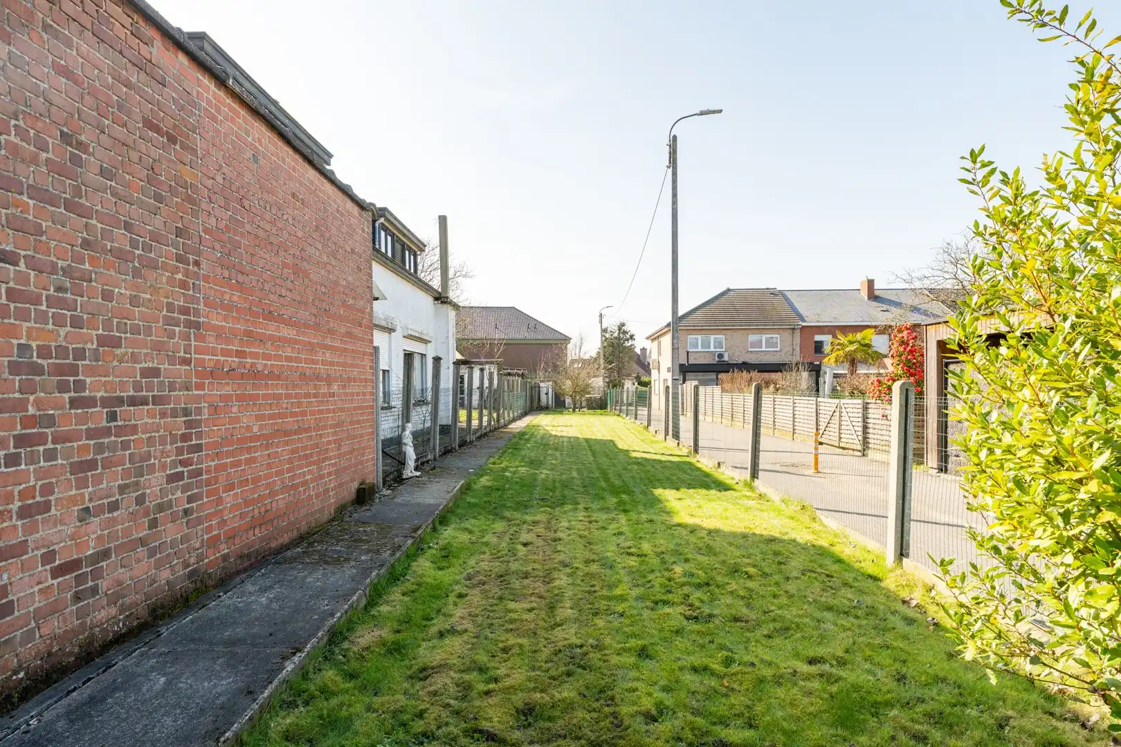 Halfopen gezinswoning met 5 slaapkamers en diepe tuin met uitweg foto 3