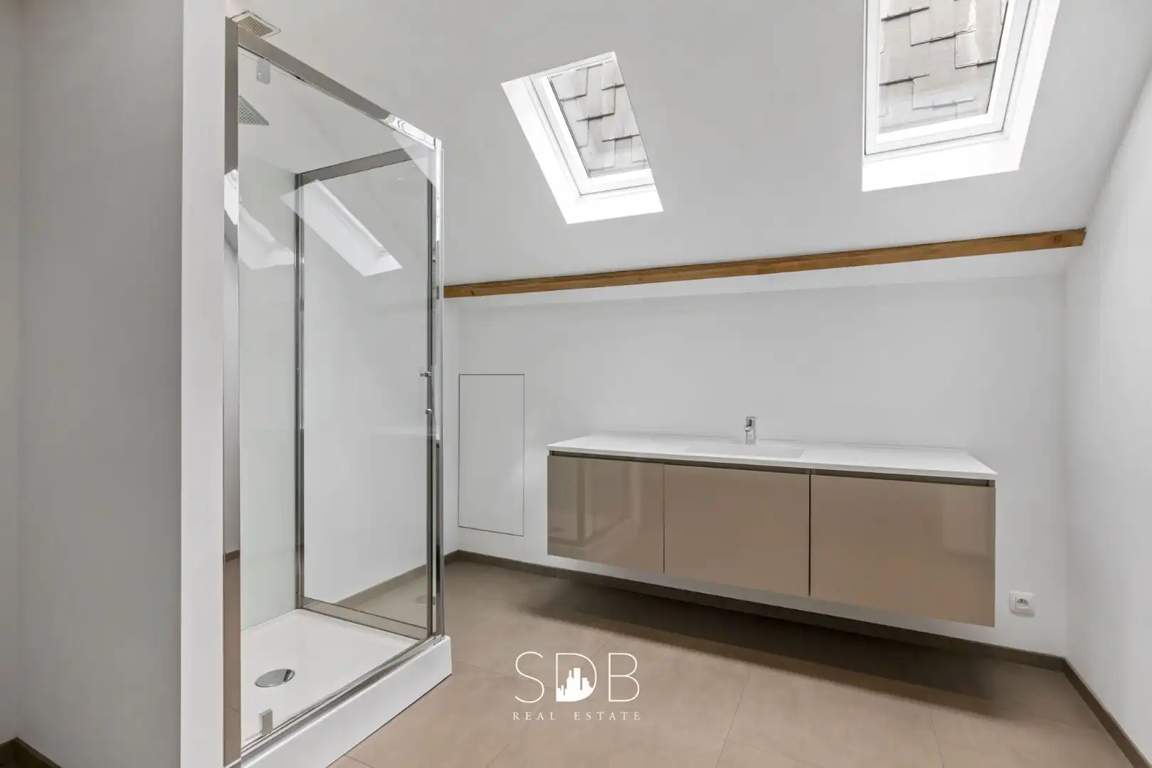 Prachtige villa met zwembad, paardenstallen, paddock en grasland op 1,3HA foto 24