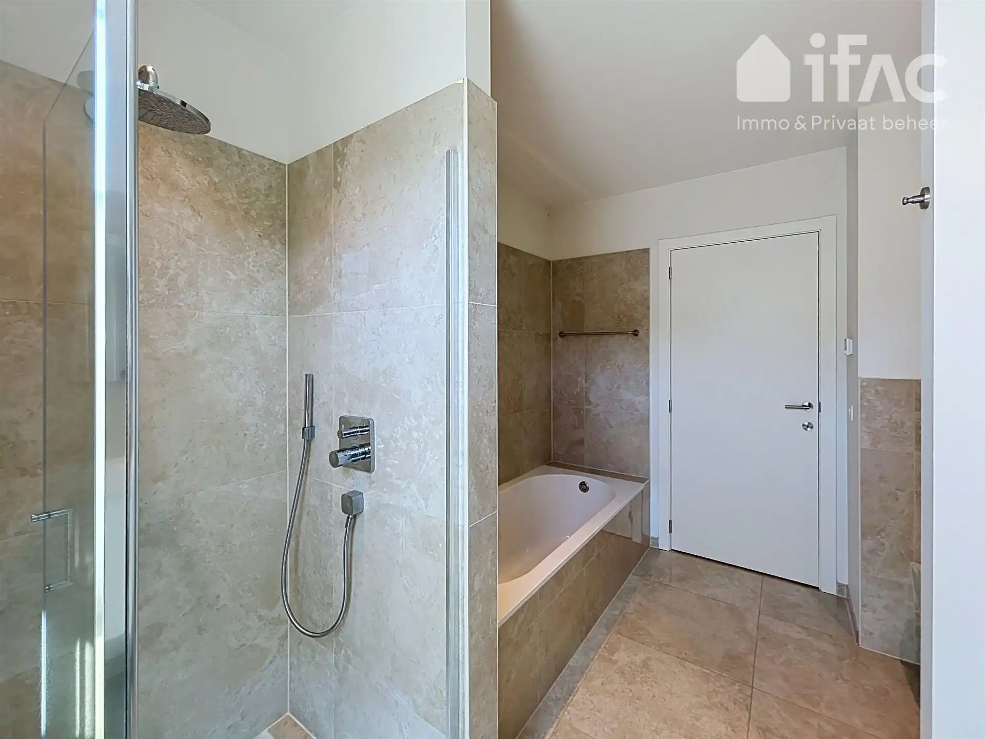 Uitstekend afgewerkt 2 slaapkamer appartement met mooi zicht foto 19