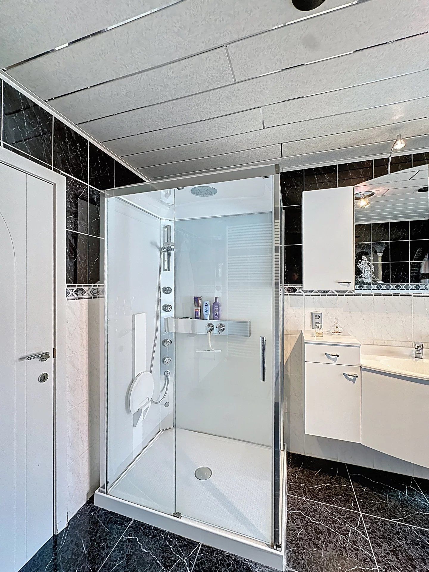 Mooie, vrijstaande woning gelegen op een perceelsgrootte van 9 are, met maar liefst 4 slaapkamers en een ruime dubbele garage. foto 20