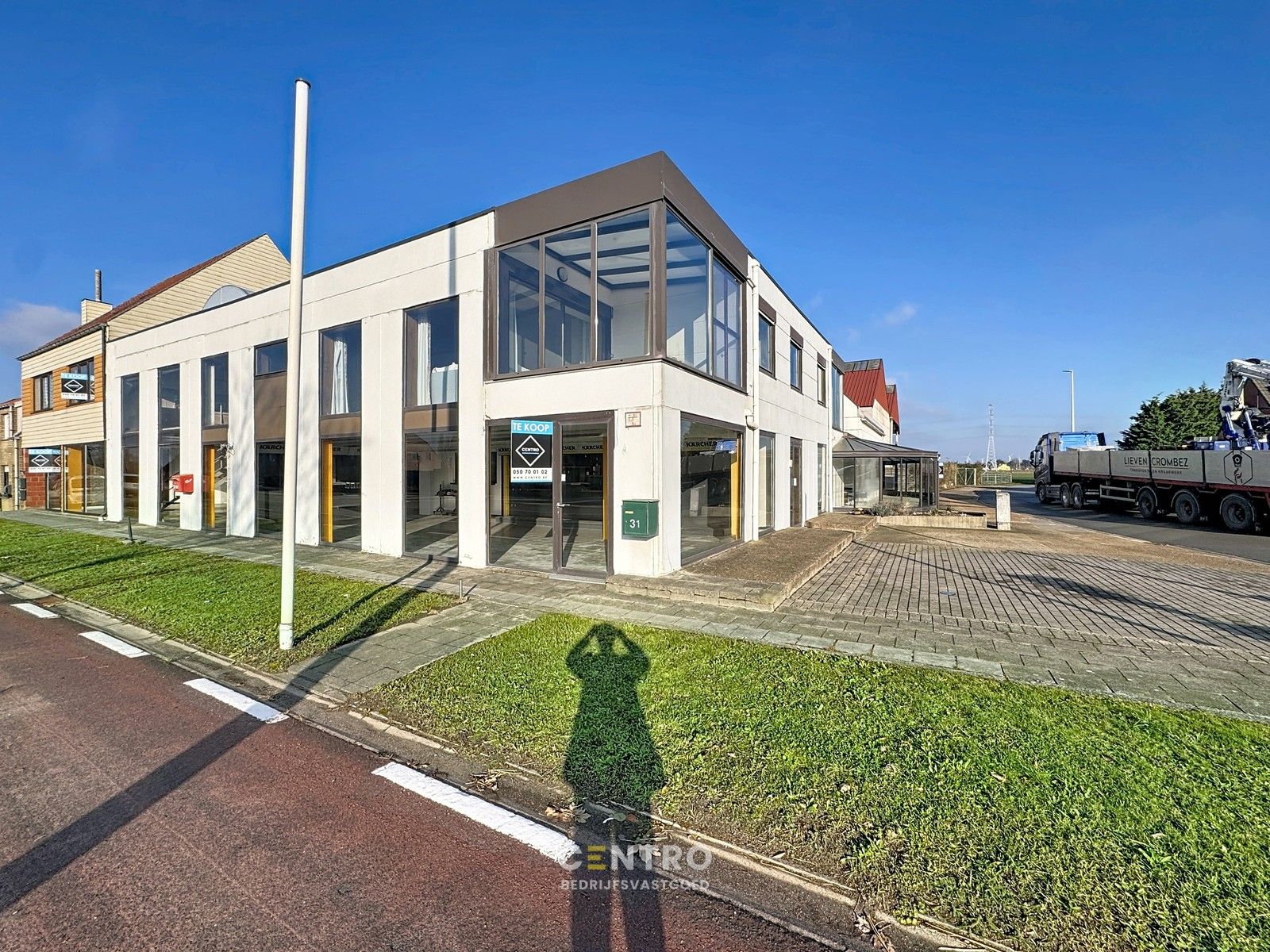 Opslagruimte met showroom en 3 verhuurde appartementen op 3.682m2! foto 37