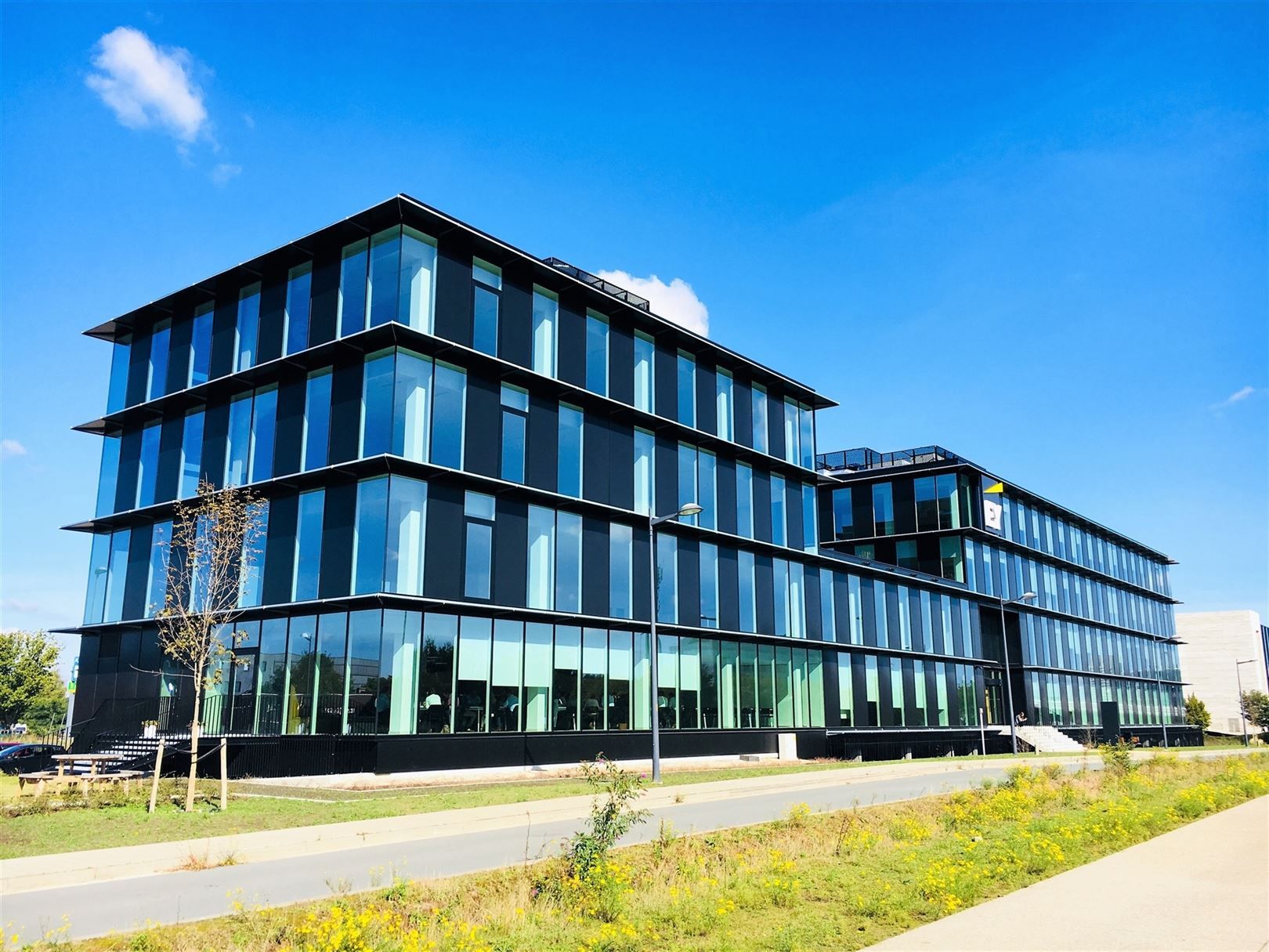 Gemeubelde kantoren in stijlvol gebouw langs The Loop foto {{pictureIndex}}