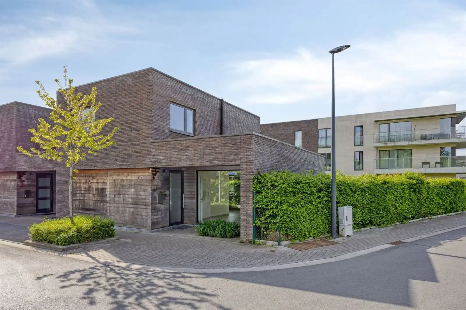 Recente 3-gevelwoning met 3 slaapkamers, tuin en garage foto 28