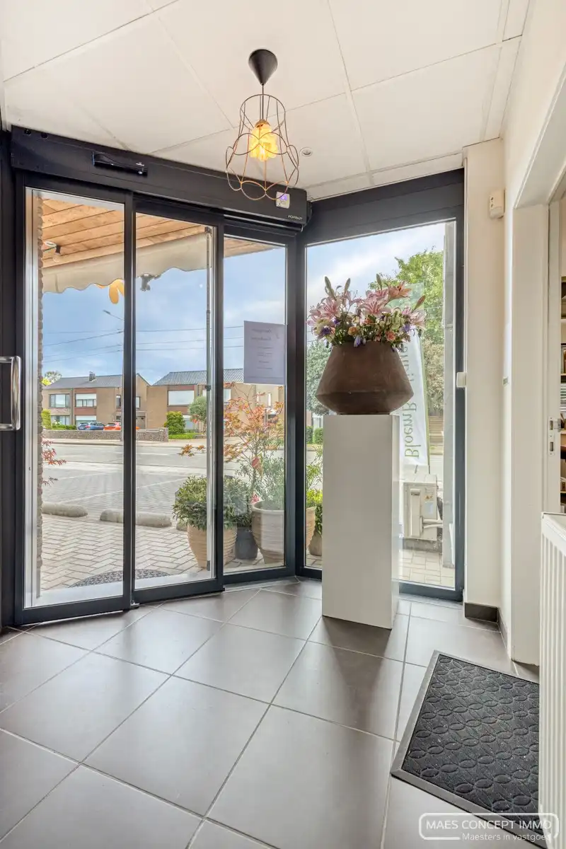 Investeringsopportuniteit - 2 verhuurde handelspanden en appartement te koop in Waregem foto 4