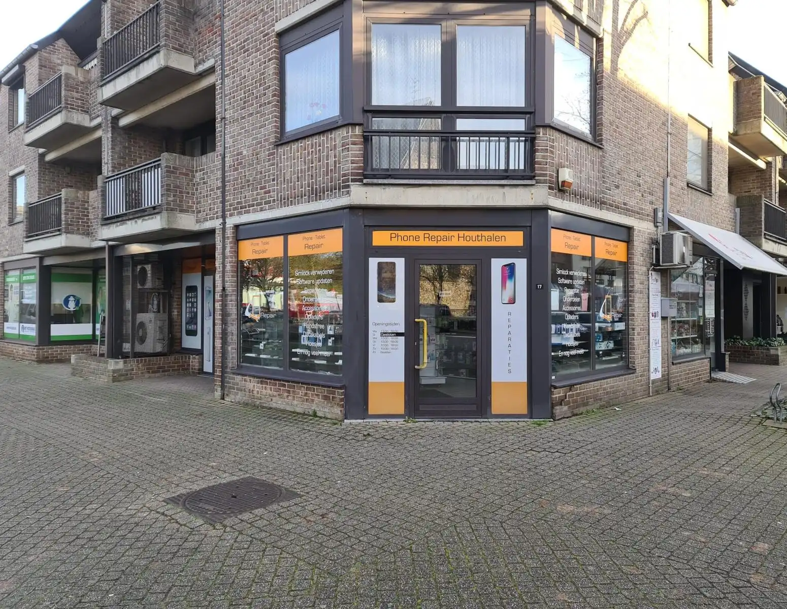 Modern en ruim hoek handelspand  midden in het centrum. foto {{pictureIndex}}