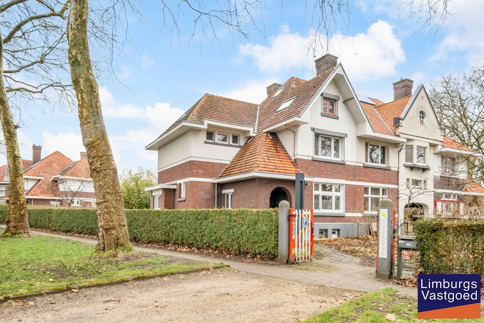 Hoofdfoto van de publicatie: Woonhuis met  praktijkruimte te Waterschei, op een perceel van 6a80ca te Genk
