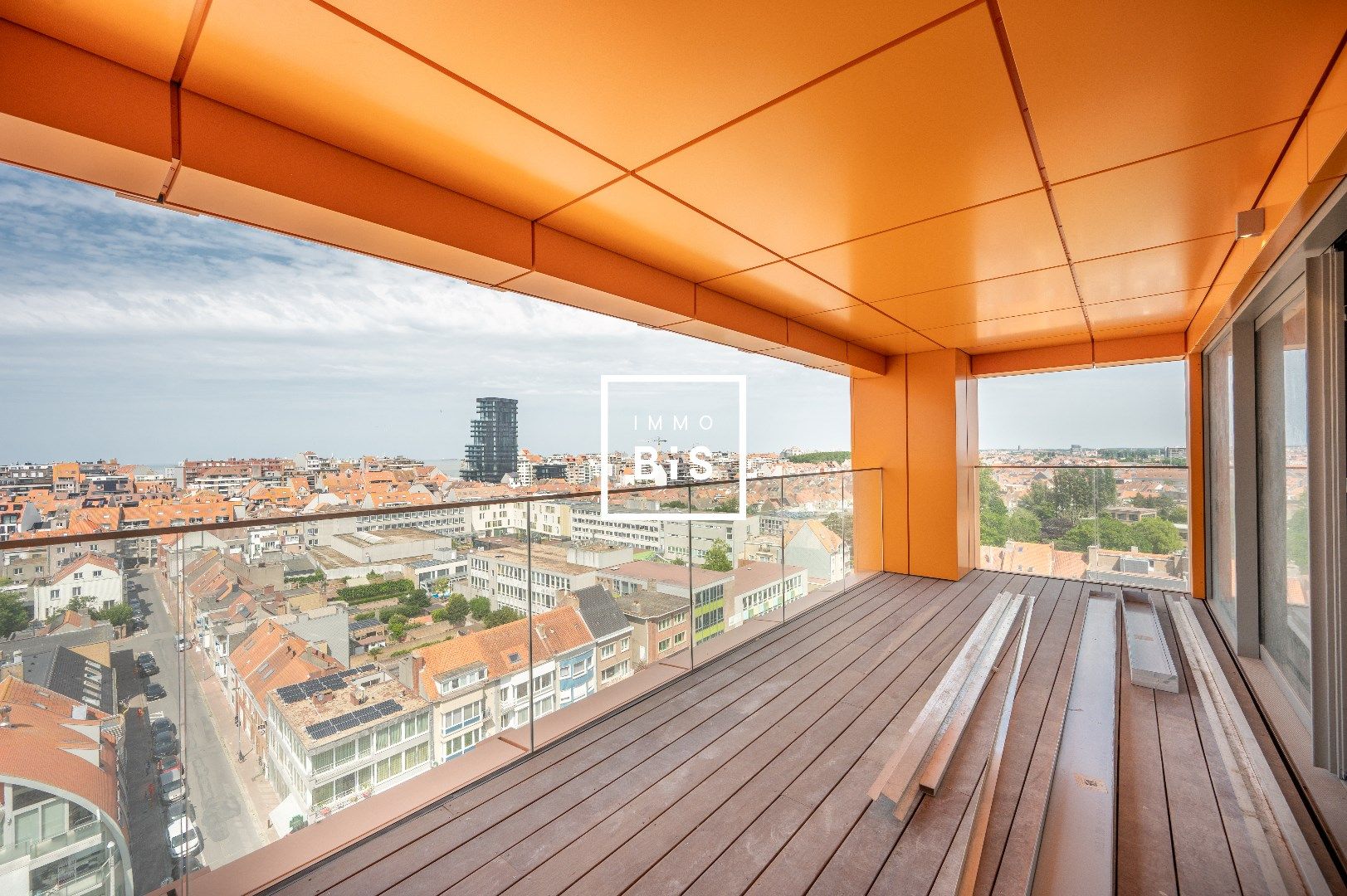 HOOST is een iconische toren met een expressief gevelontwerp op enkele honderden meters van de zee foto 3