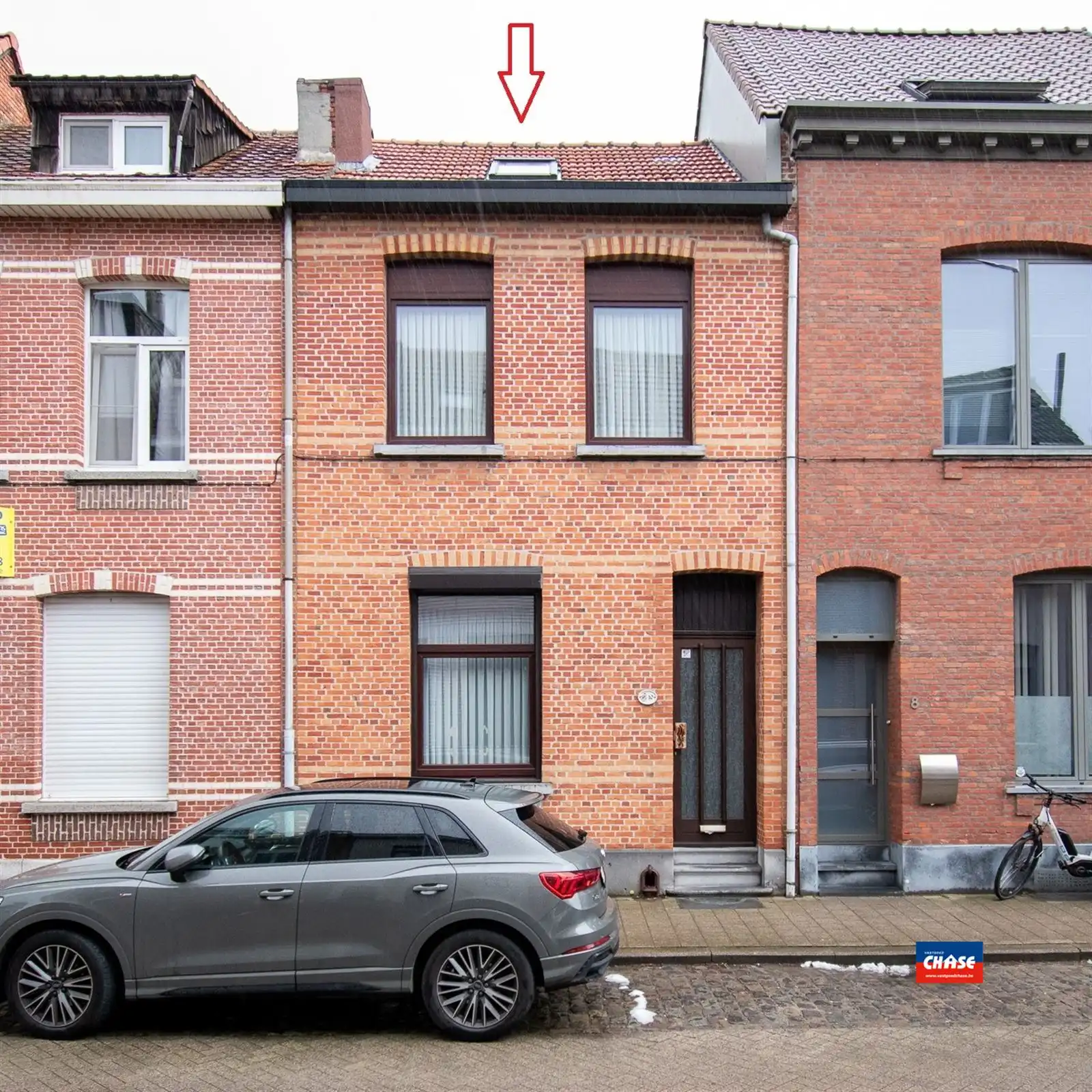 Hoofdfoto van de publicatie: Op te frissen rijwoning met 4 slaapkamers op een rustige locatie
