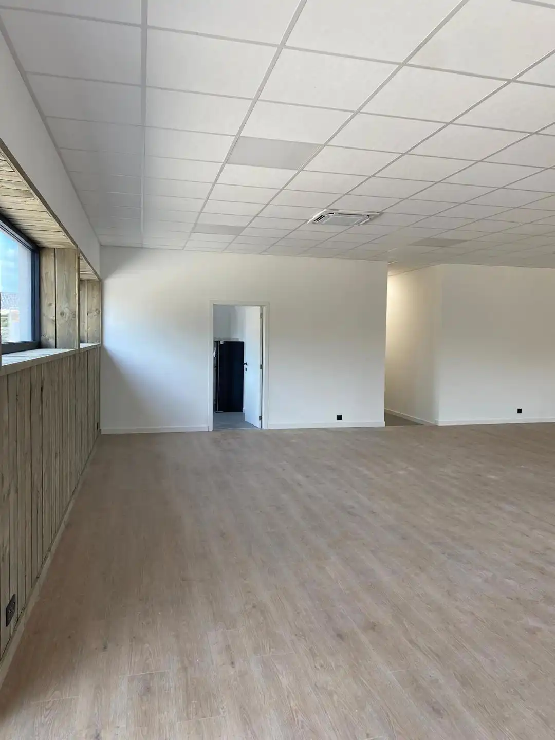 Volledig vernieuwd bedrijfsgebouw met kantoren en magazijnen foto 10