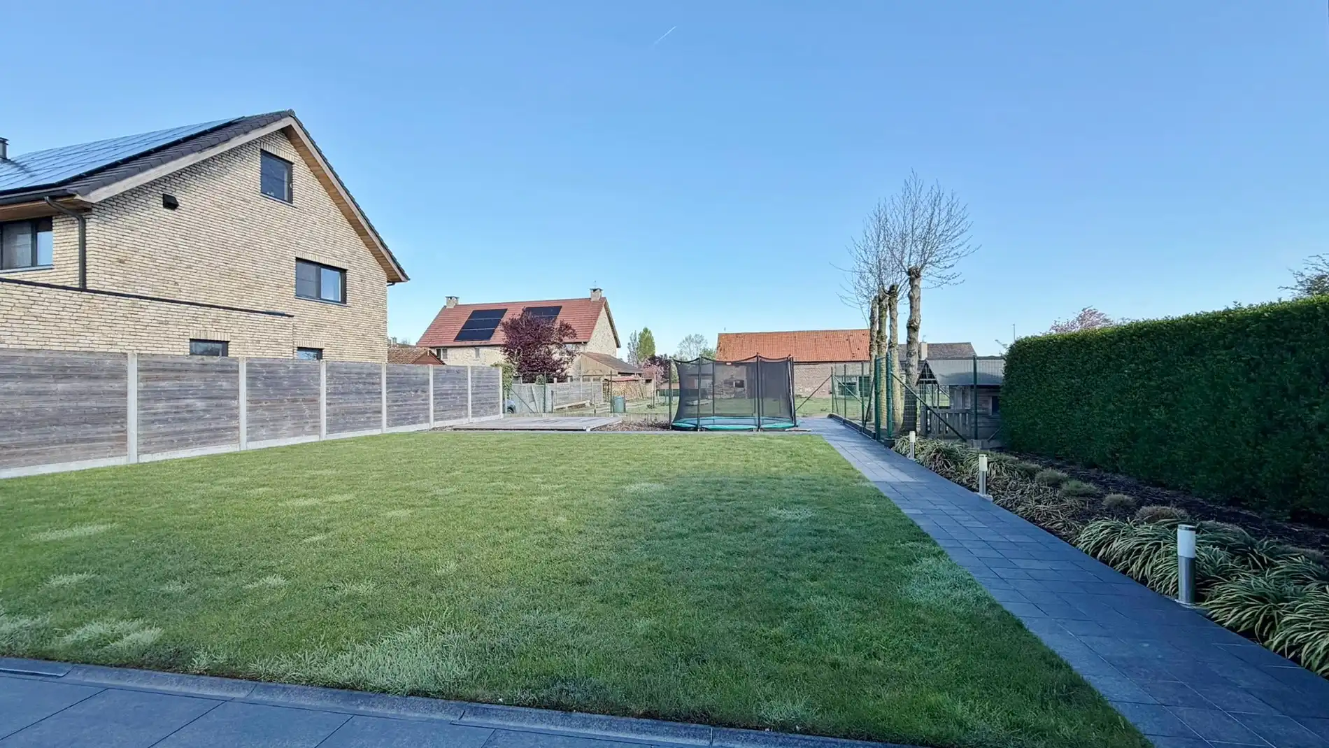 Ruime, zeer goed onderhouden villa met prachtige tuin in rustige doodlopende straat. foto 23