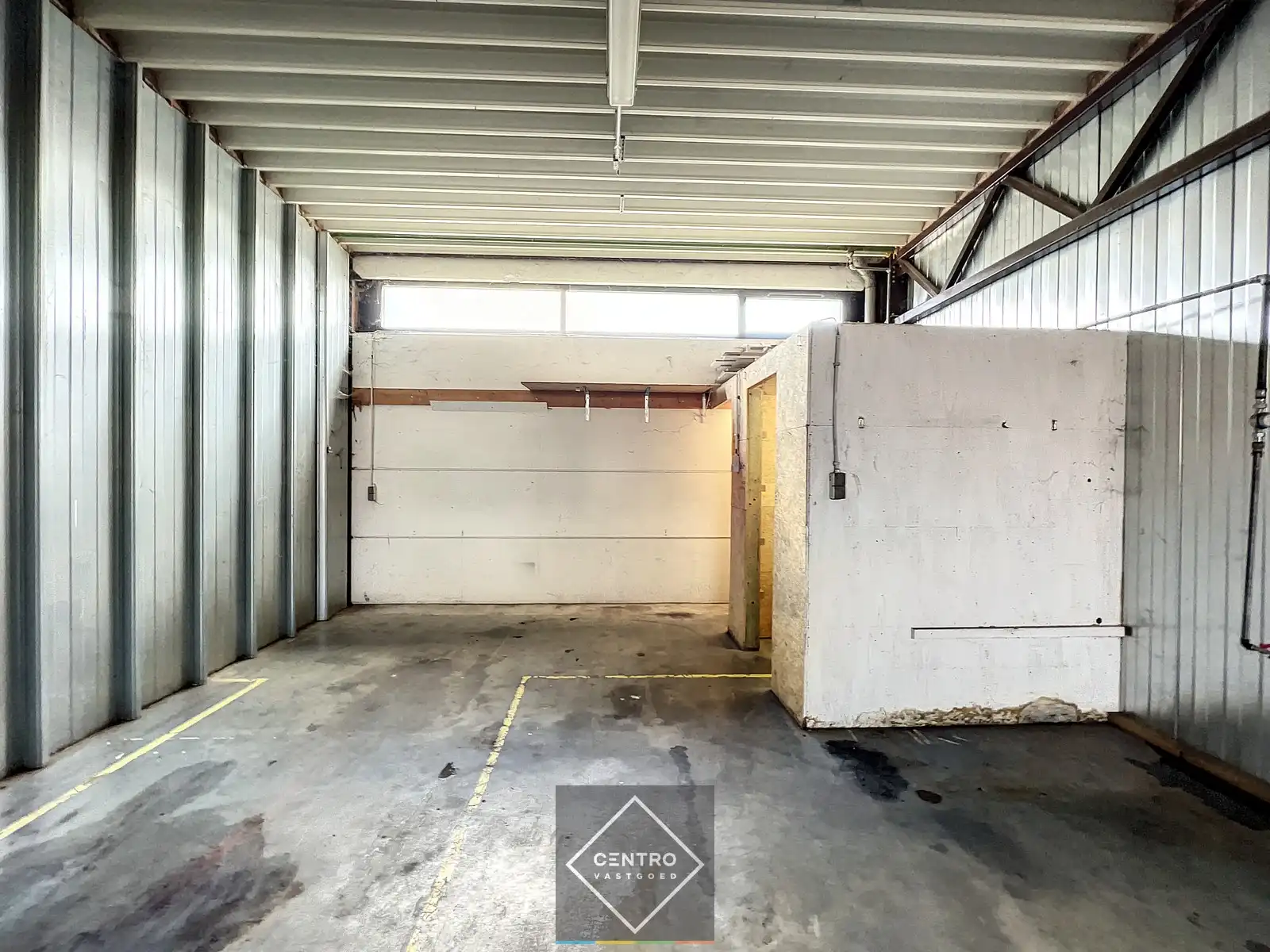 Goed gelegen LOODS (ca.120 m2) met elektrische sectionaalpoort te RUMBEKE. foto 4