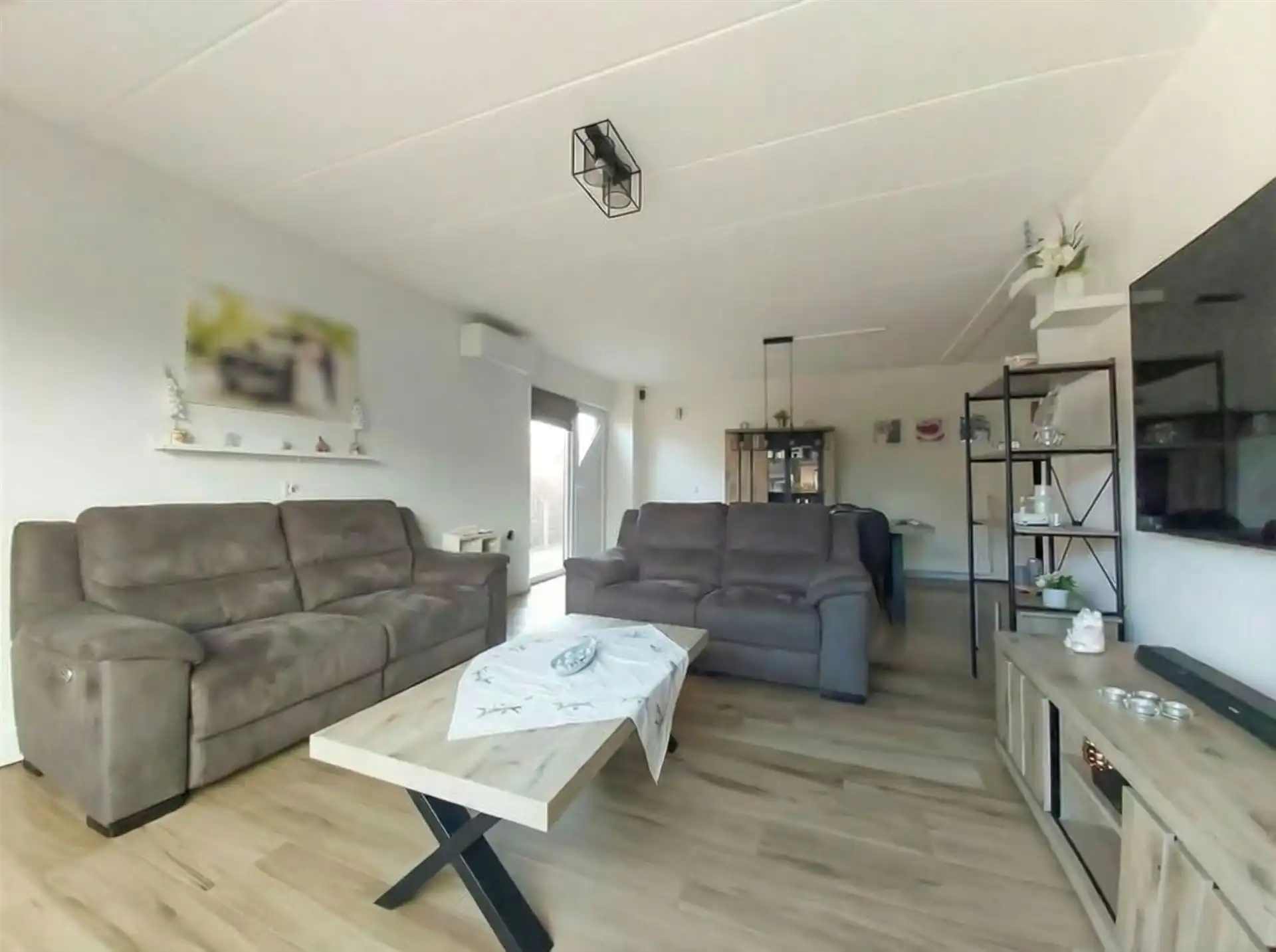 Instapklaar, gelijkvloers appartement met 2 slaapkamers, 2 garages en klein tuintje (via oprit bereikbaar) met overkapping in Maasmechelen! foto 2