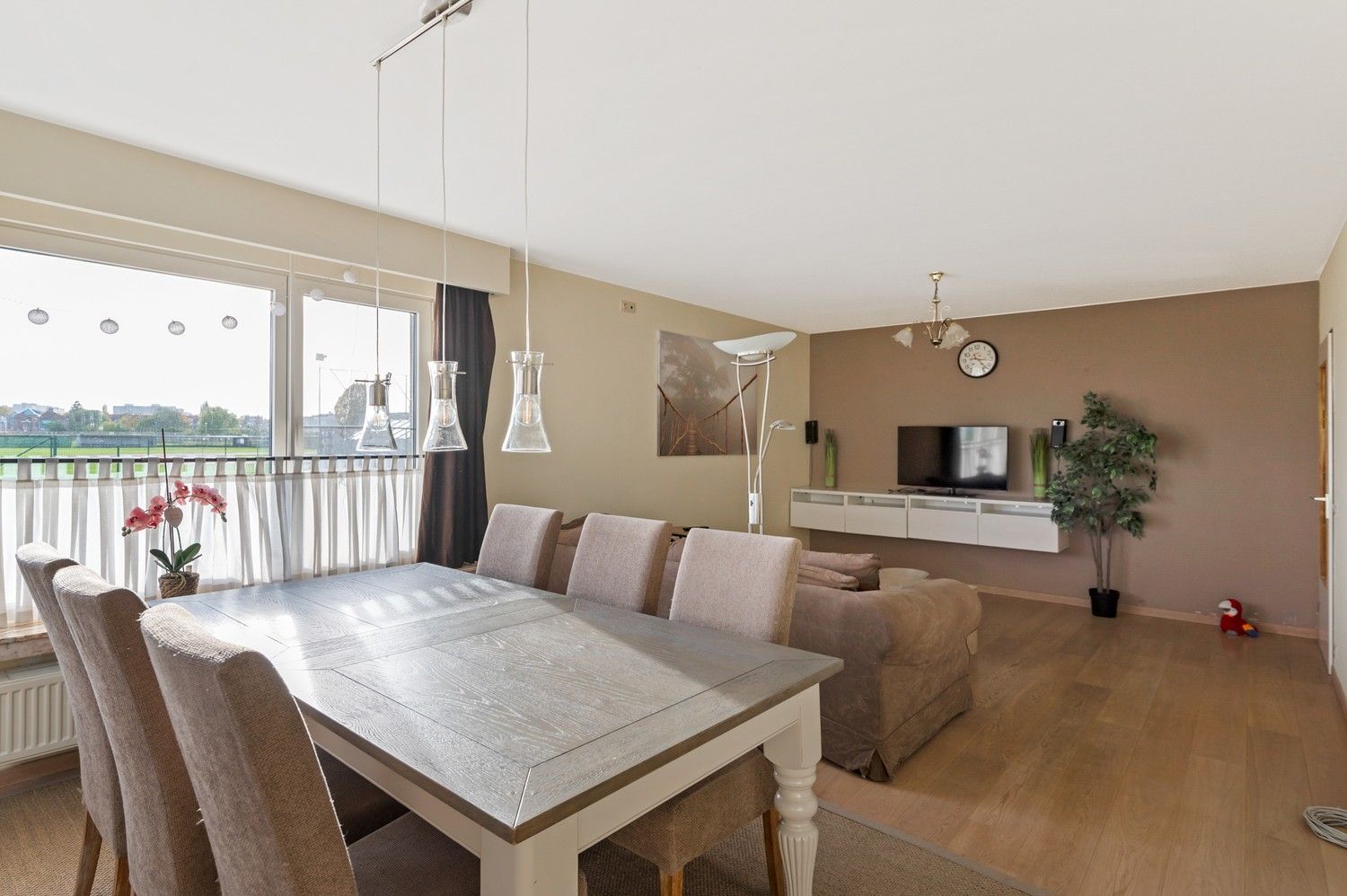 Gelijkvloers appartement met 2 SLPKS, een autostaanplaats en terras in Borgerhout! foto 2