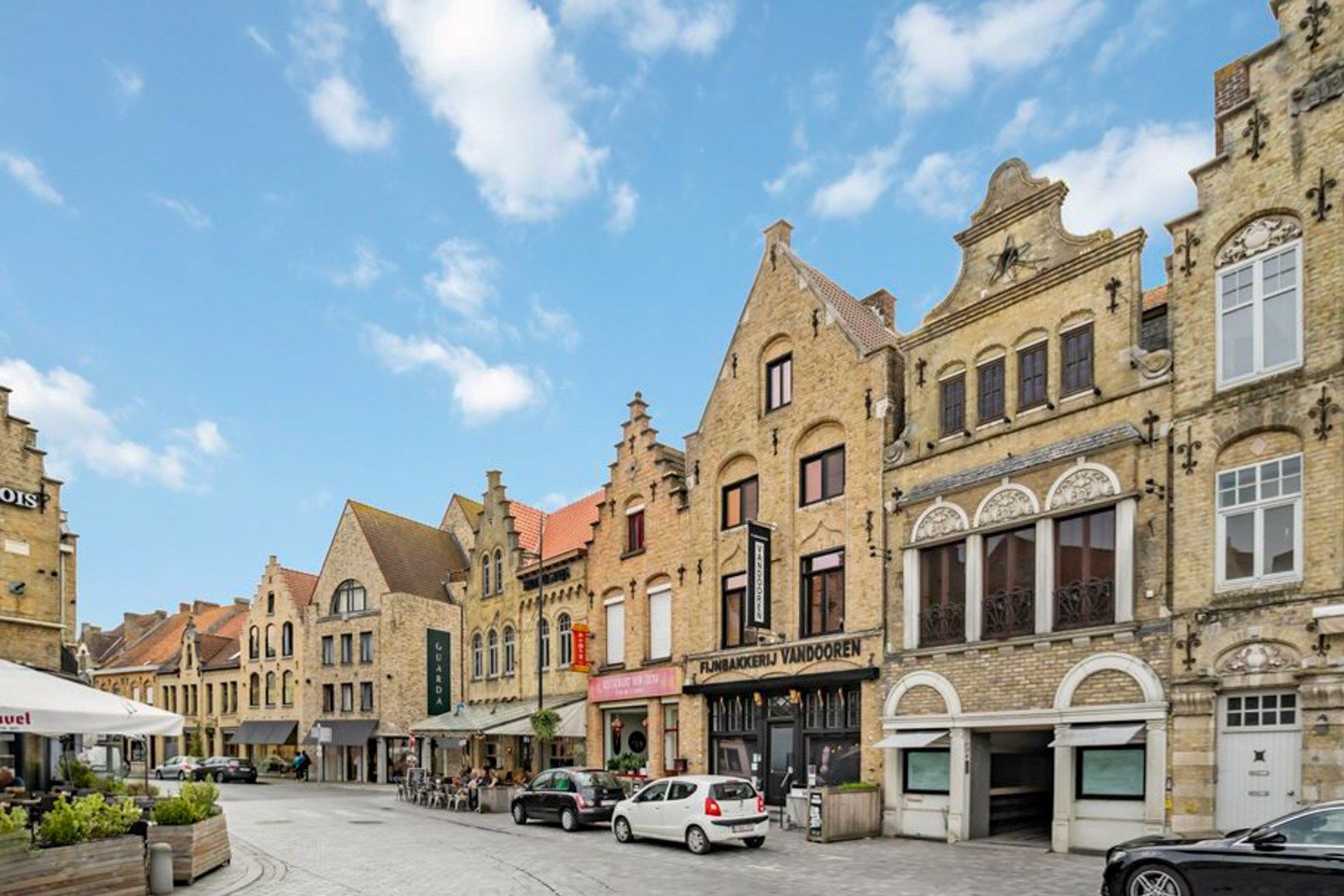 Prachtige handelswoning op de Grote markt van Diksmuide foto 1