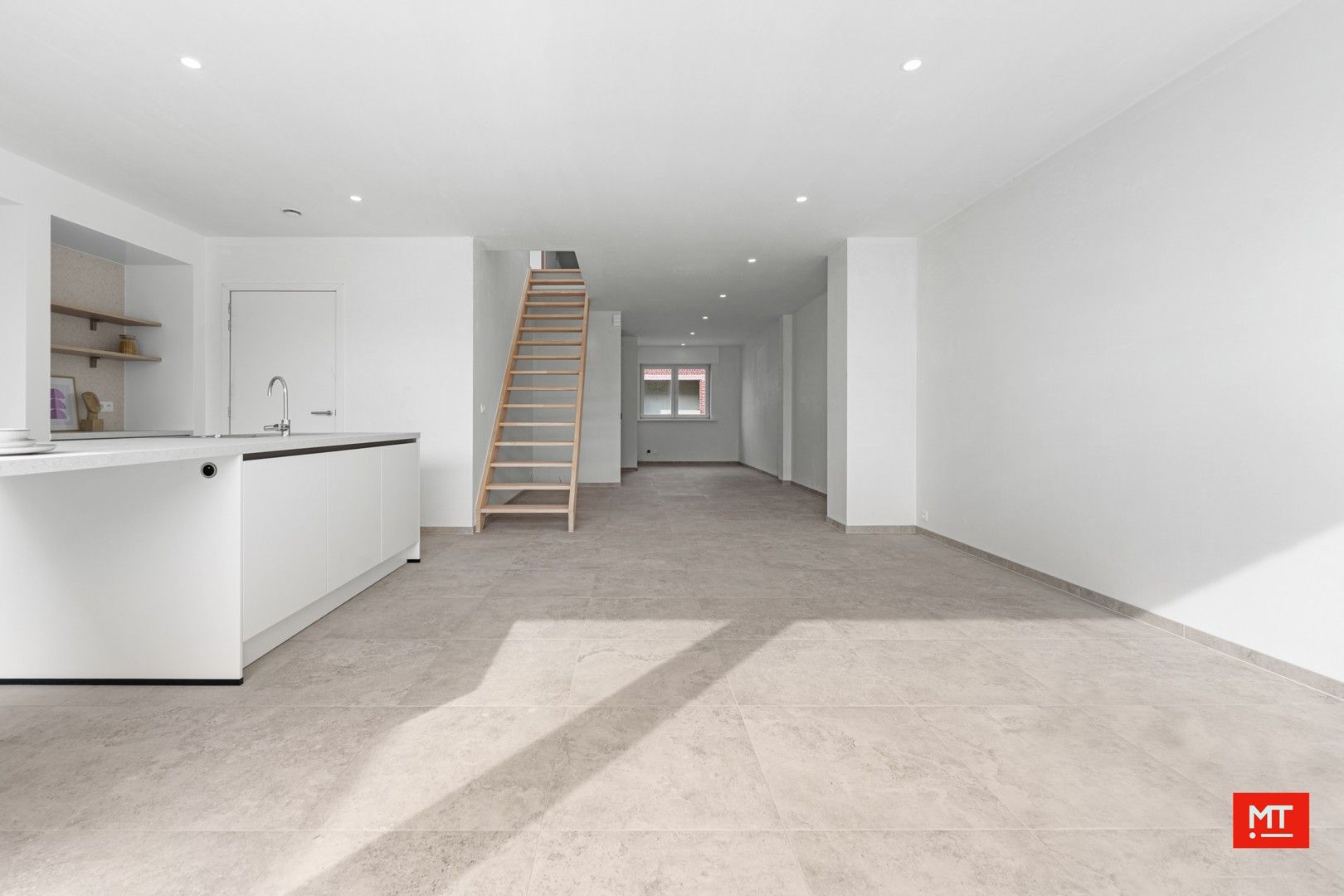 Volledig gerenoveerde woning met 3 slaapkamers, tuin en uitweg foto 6