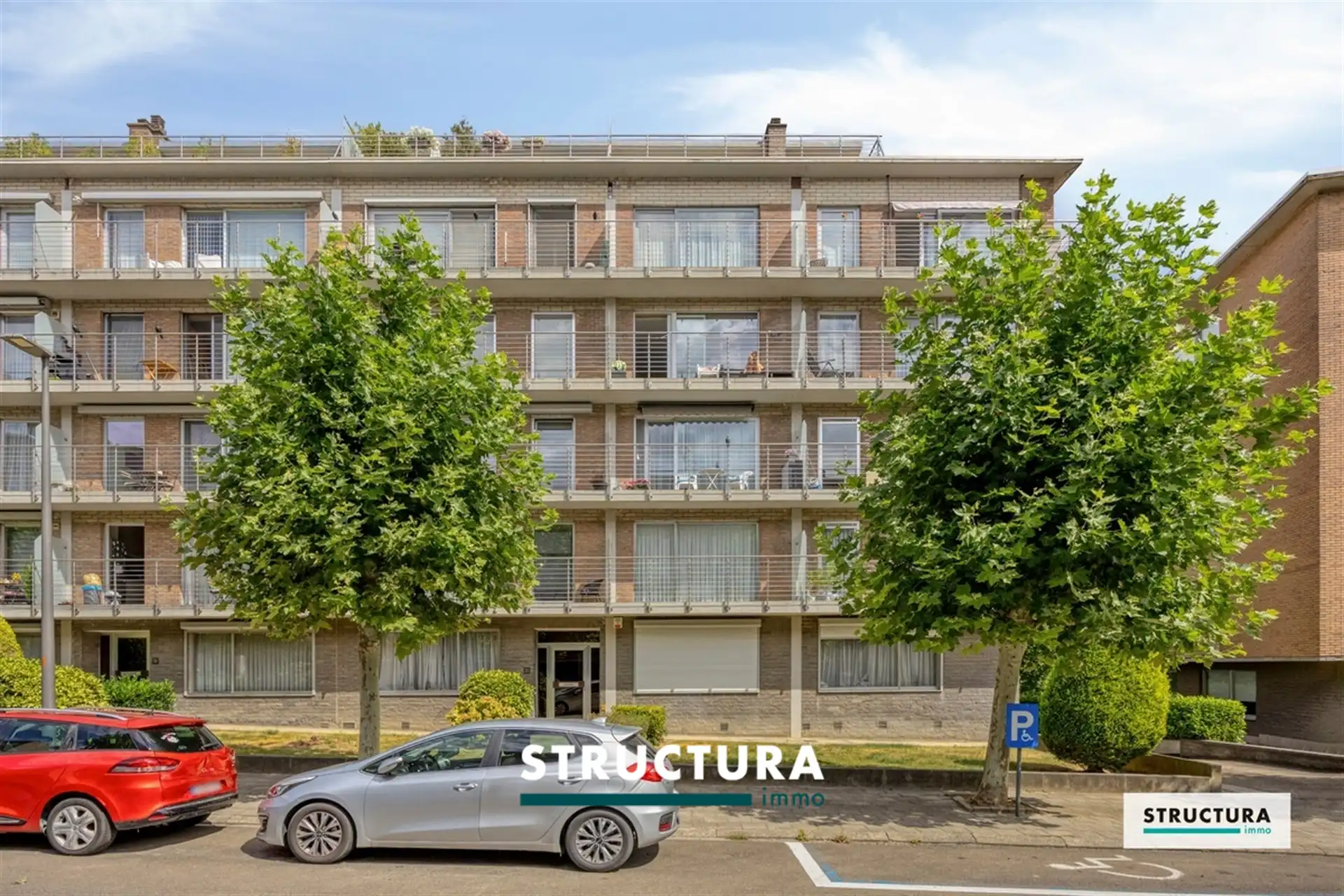 Volledig gerenoveerd appartement nabij het centrum! foto 2