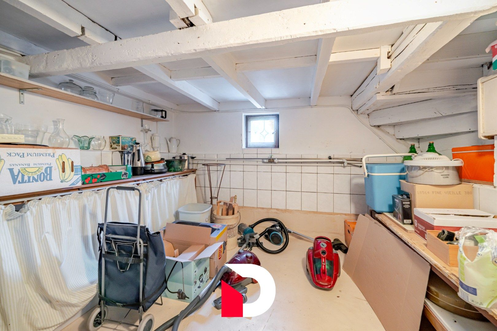 Deze statige halfopen woning is gelegen op een steenworp van de Markt te Eernegem. foto 16