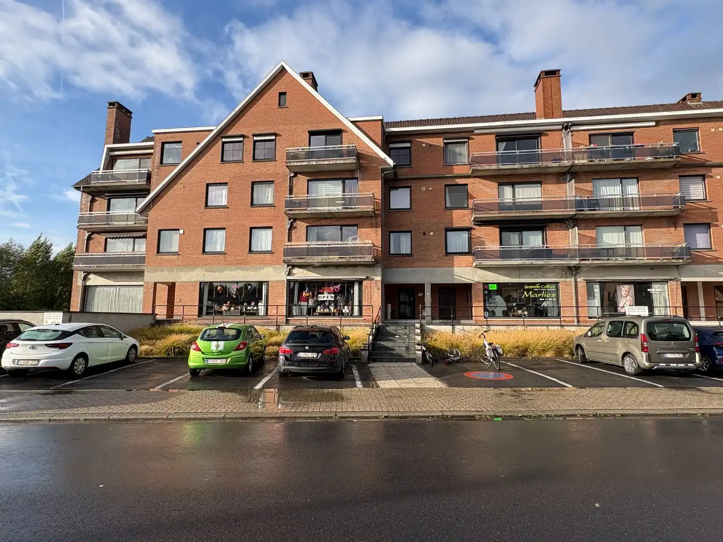 Centraal en goed gelegen handelsruimte in Kuurne foto {{pictureIndex}}
