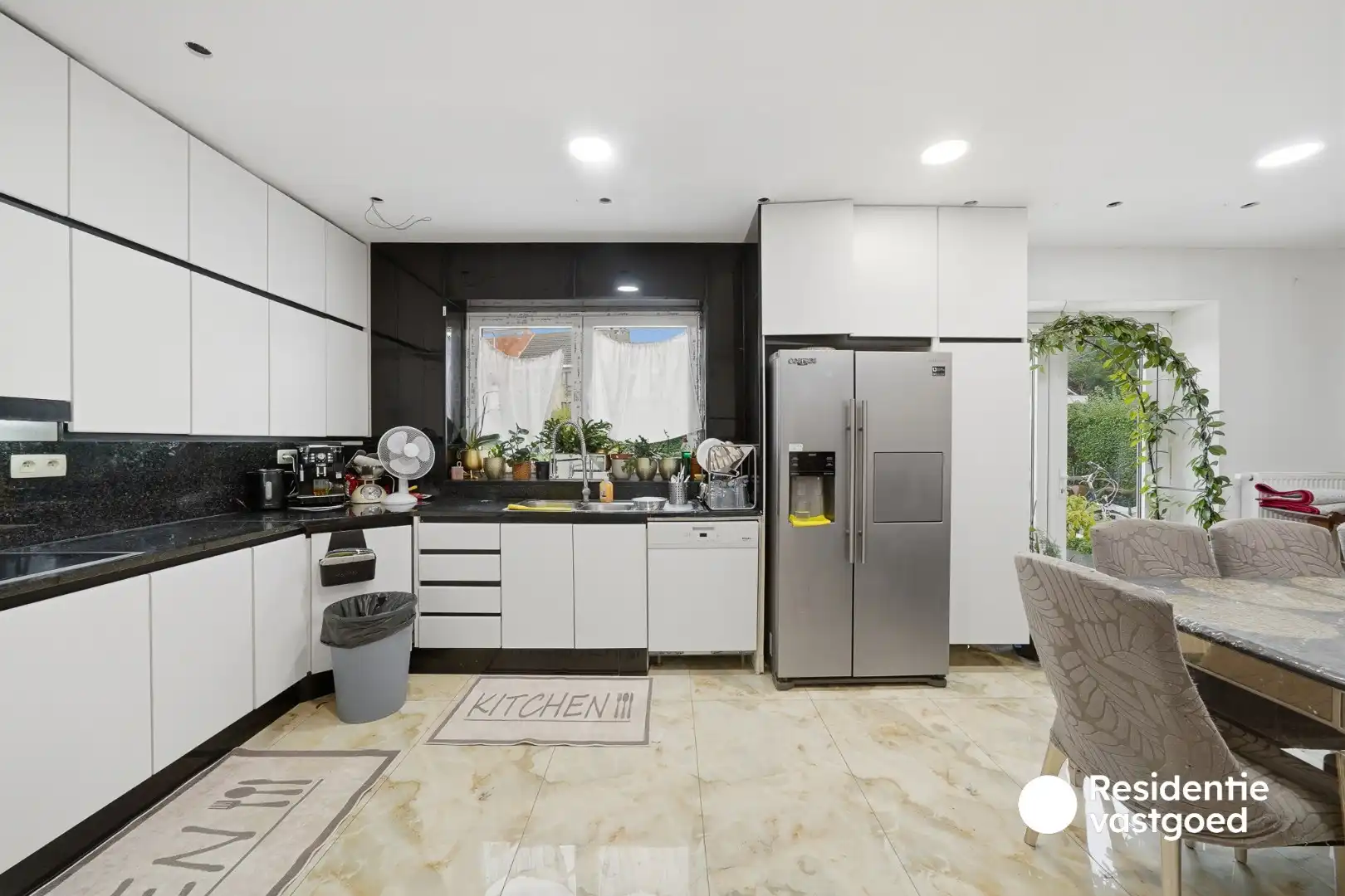 Halfopen woning met tuin en garage te koop foto 12