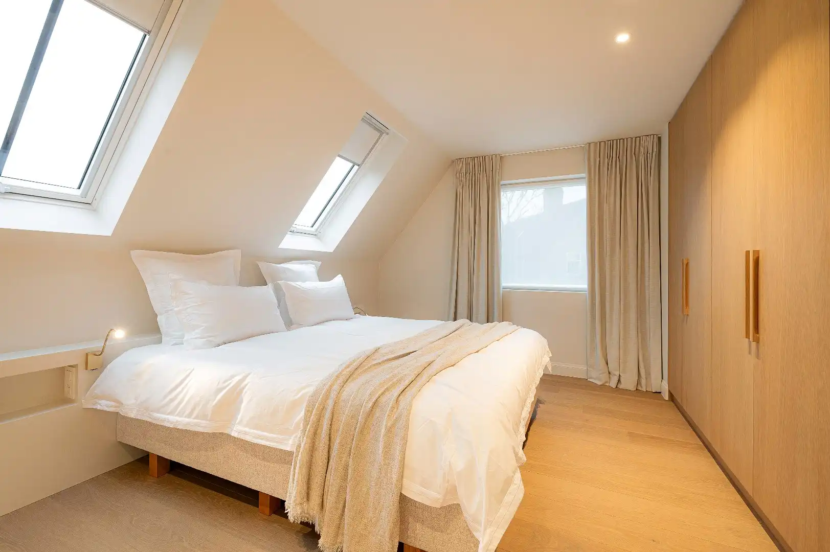 Ruime en elegante alleenstaande villa met luxe afwerking en zonnige tuin foto 21