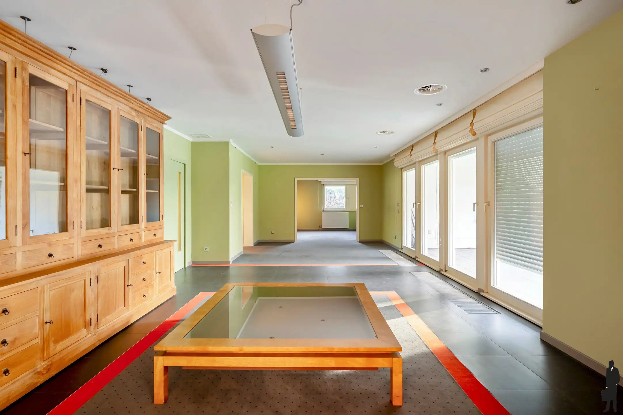 Een volledig te renoveren gelijkvloerse villa (heden kantoor) op ca. 2.438 m² foto 4