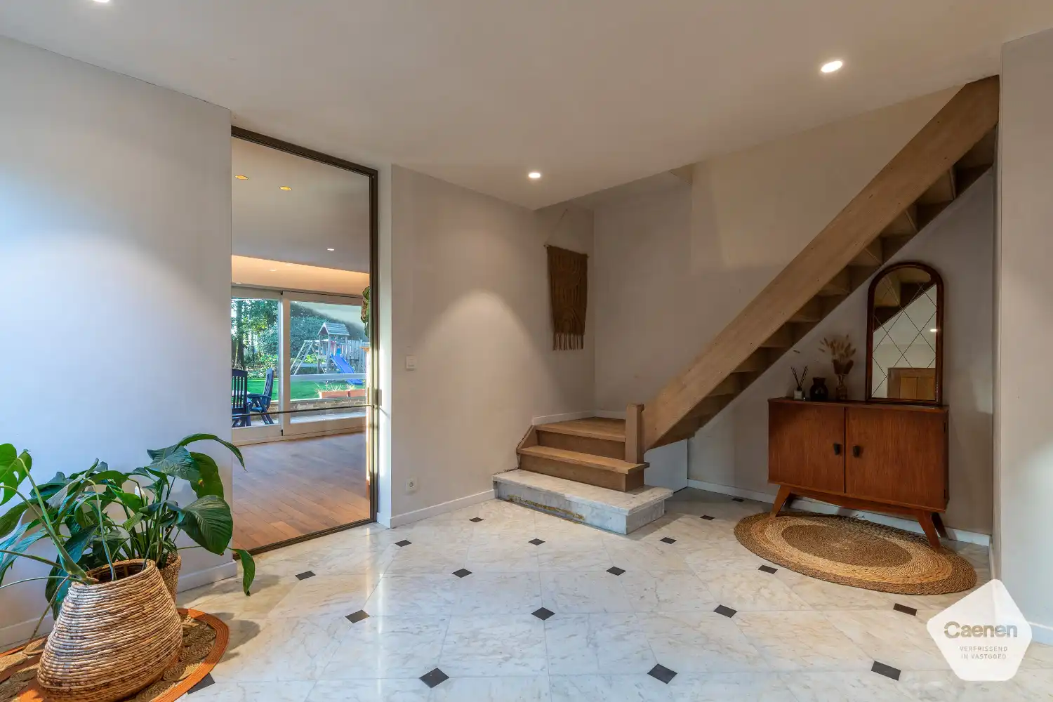 Prachtige smaakvolle gerenoveerde villa met uniek bijgebouw op een perceel van 2021m²  en 5 slaapkamers. foto 3