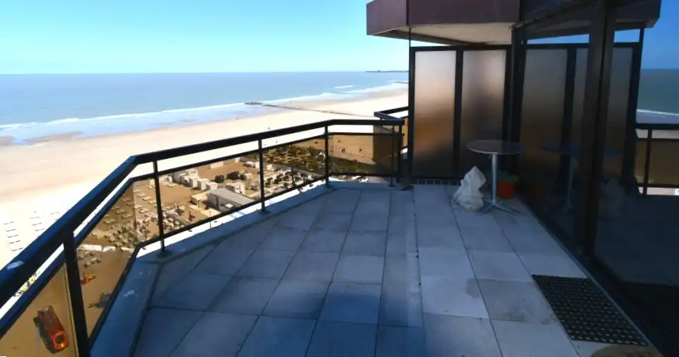 Gerenoveerd twee slaapkamer appartement met zowel frontaal zeezicht als zicht op het hinterland foto 22