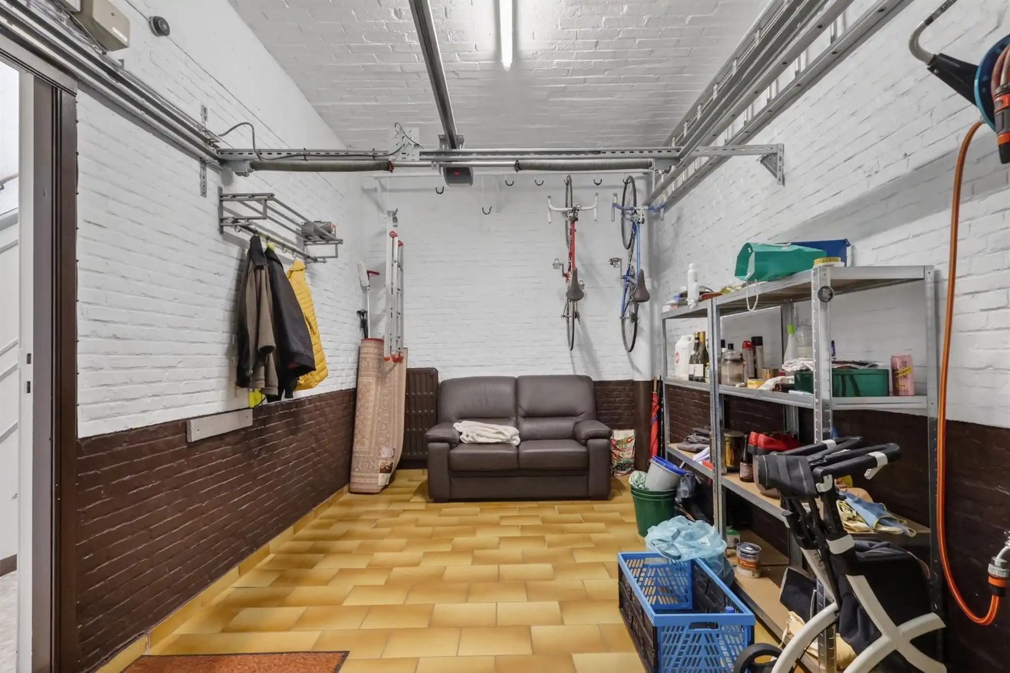 Instapklaar huis met 2 volwaardige slaapkamers en tuin in Deurne foto 4