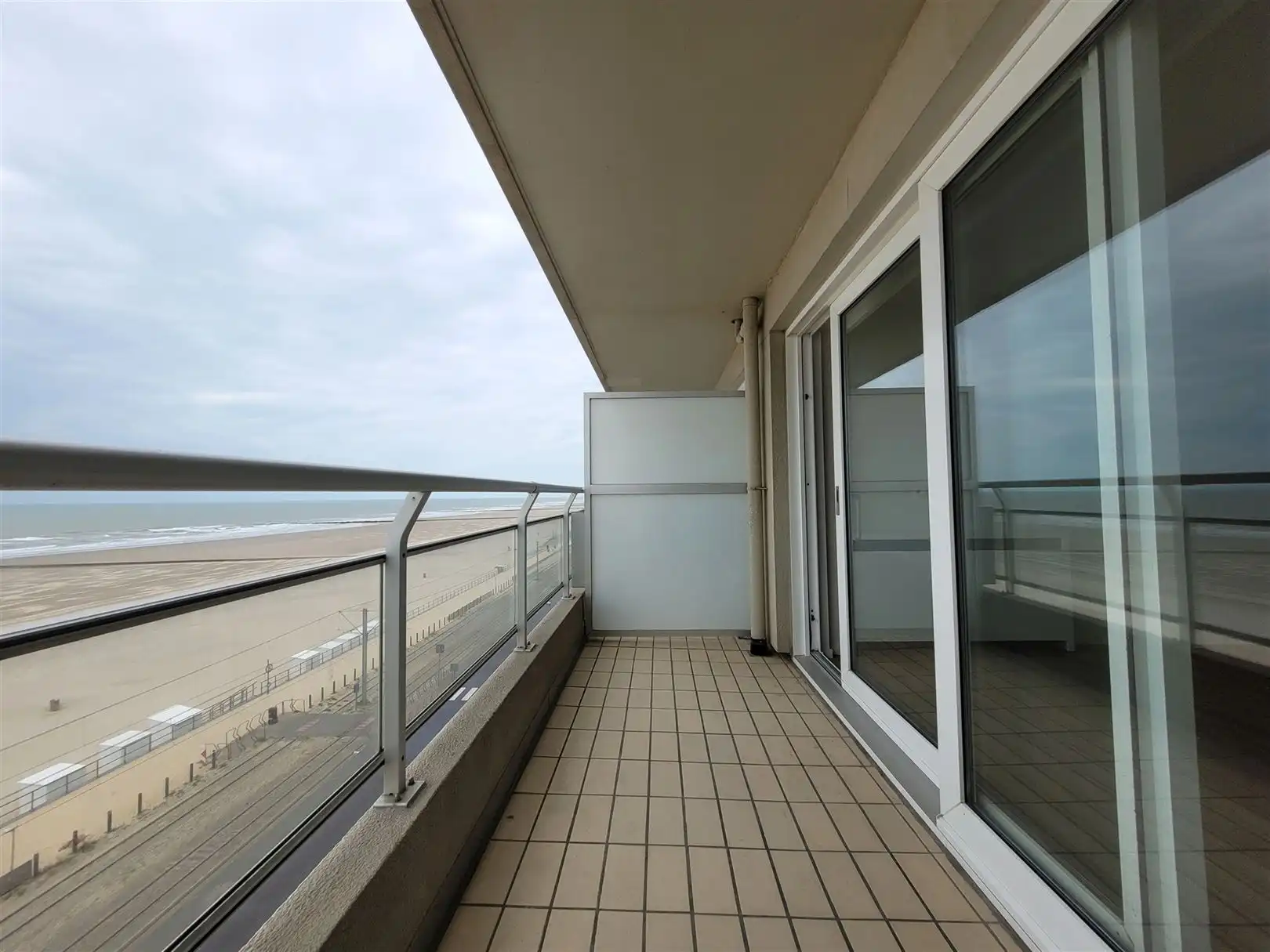 Ongemeubeld appartement met 1 slaapkamer en slaaphoek foto 4
