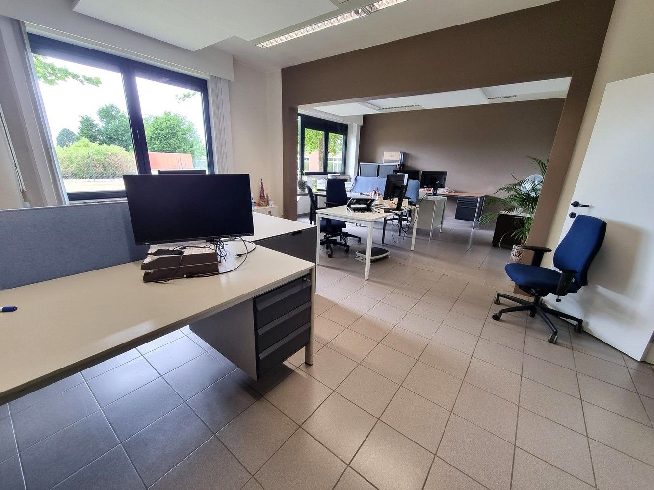 Kantoorgebouw met magazijnruimte, bruto vloeropp 2.916m² op een totaal perceel gelegen van 94a33ca. foto 11