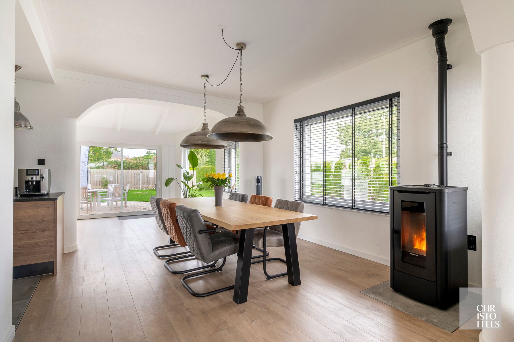 Uitzonderlijk ruime (440m²!) en volledig gerenoveerde woning met commerciële topligging en tal van mogelijkheden in Lanaken! foto 4