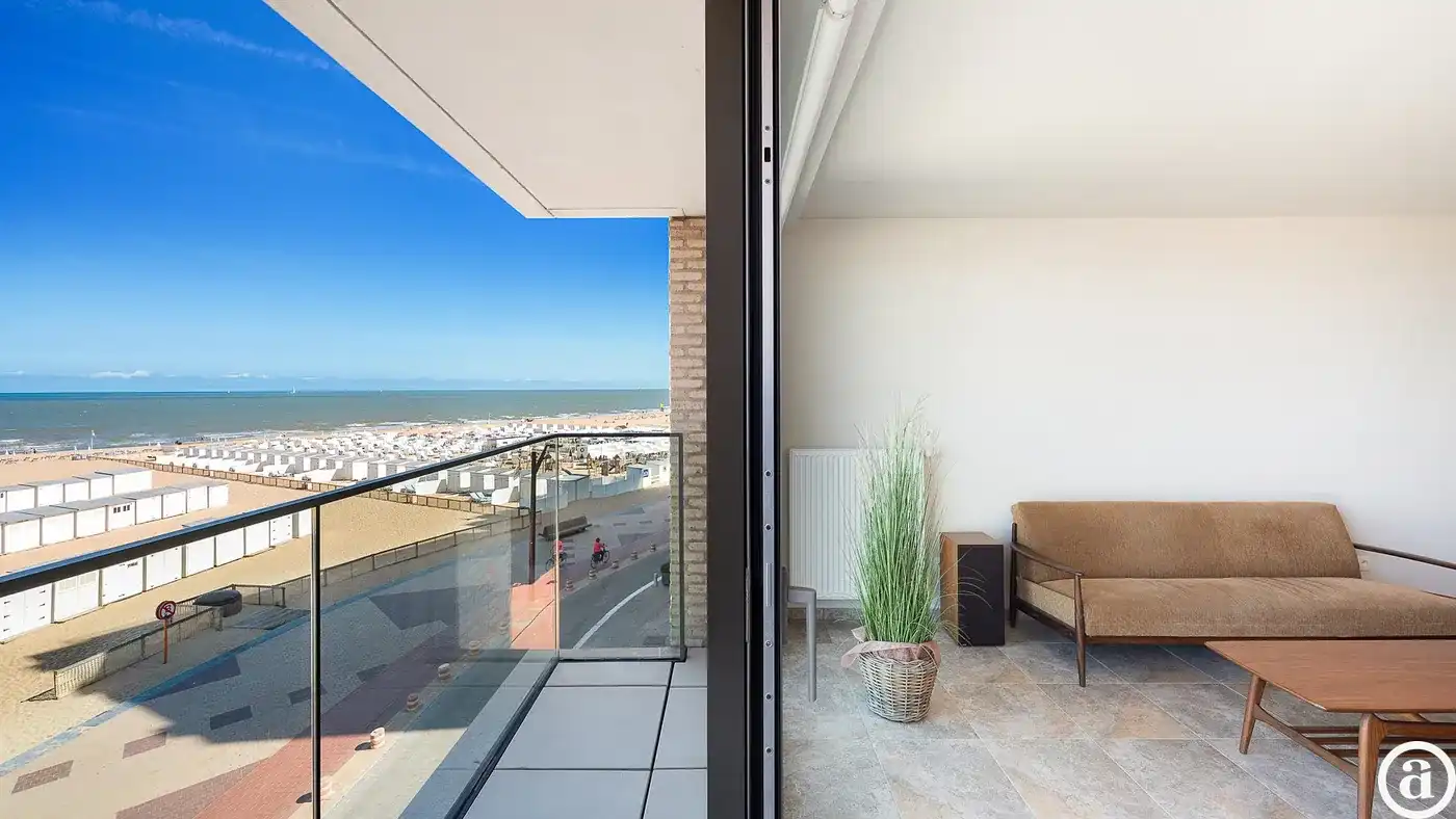 Instapklaar 2 slaapkamerappartement met frontaal zeezicht foto 5